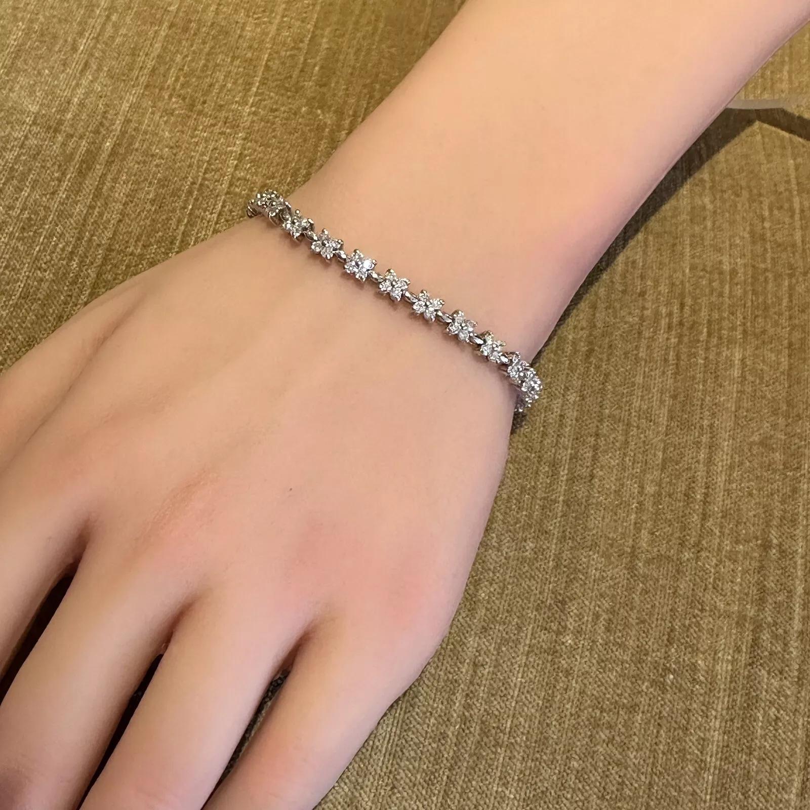 Bracelet floral en platine avec diamants naturels d'un poids total de 3,00 carats en vente 2