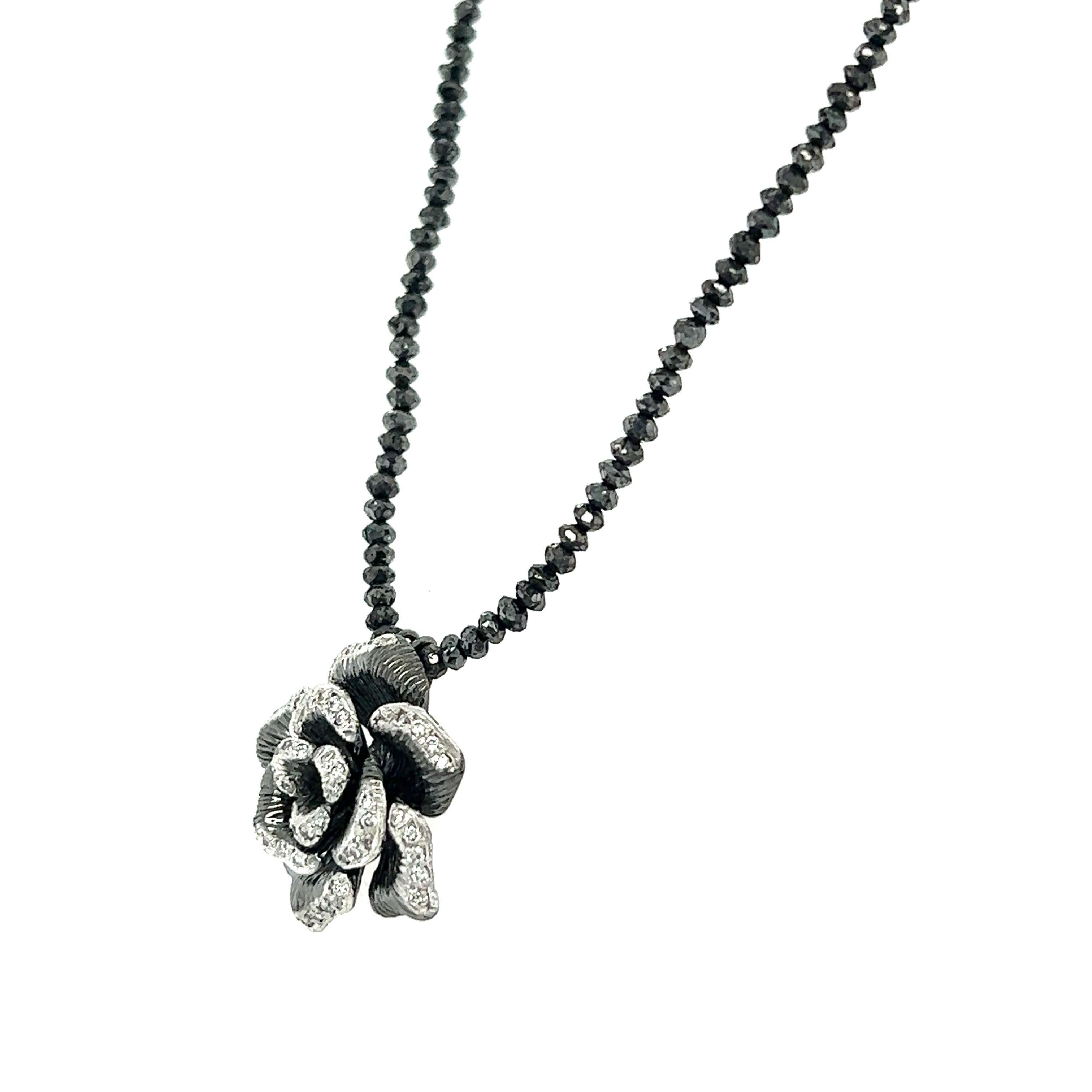 Collier fleur en diamant naturel Collier en or blanc avec briolette en diamant noir

Ce magnifique collier est orné de diamants blancs naturels de taille ronde pesant 0,32 carats. La pureté et la couleur des diamants blancs du pendentif sont VS-F.