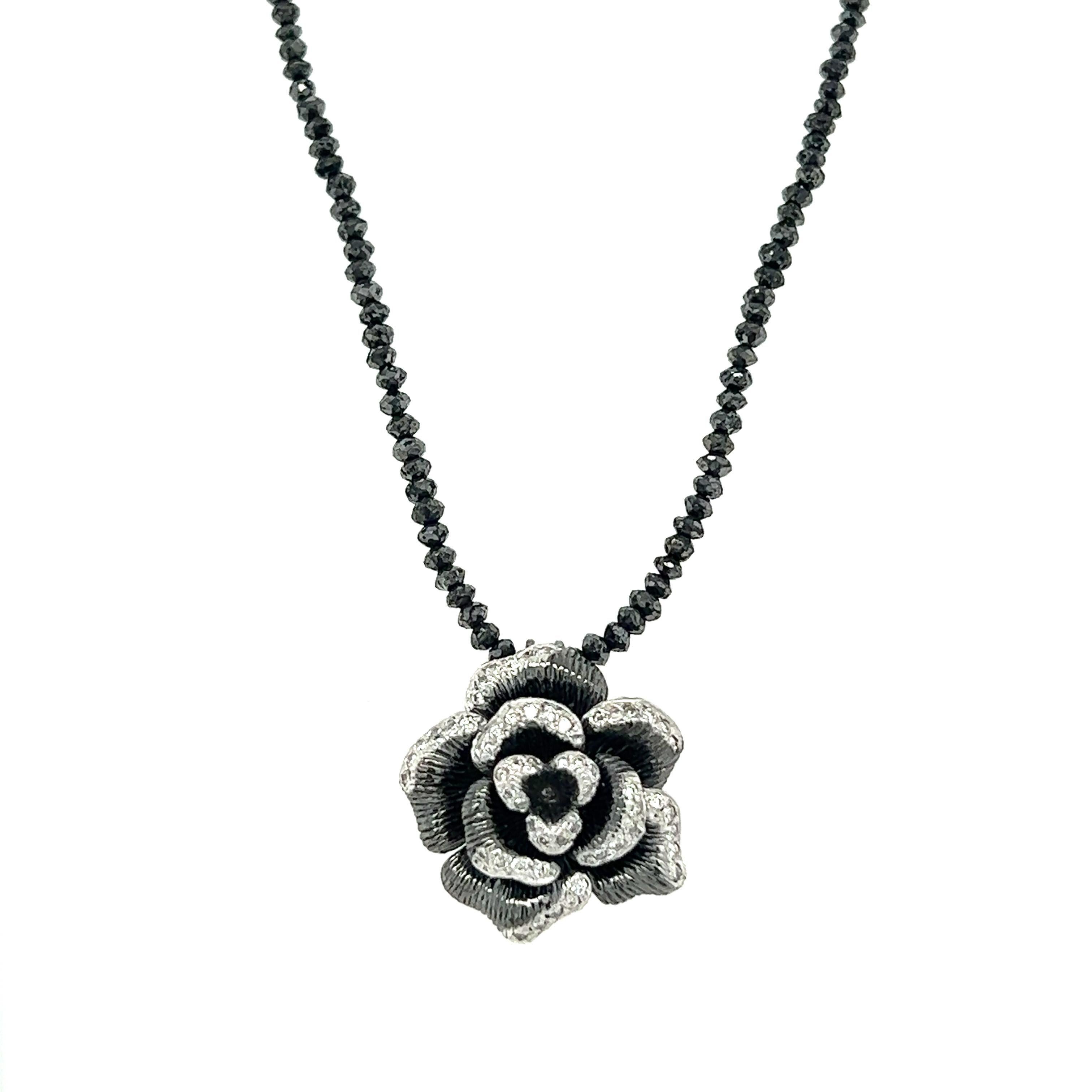 Contemporain Collier fleur en diamant naturel Collier en or blanc avec briolette en diamant noir en vente
