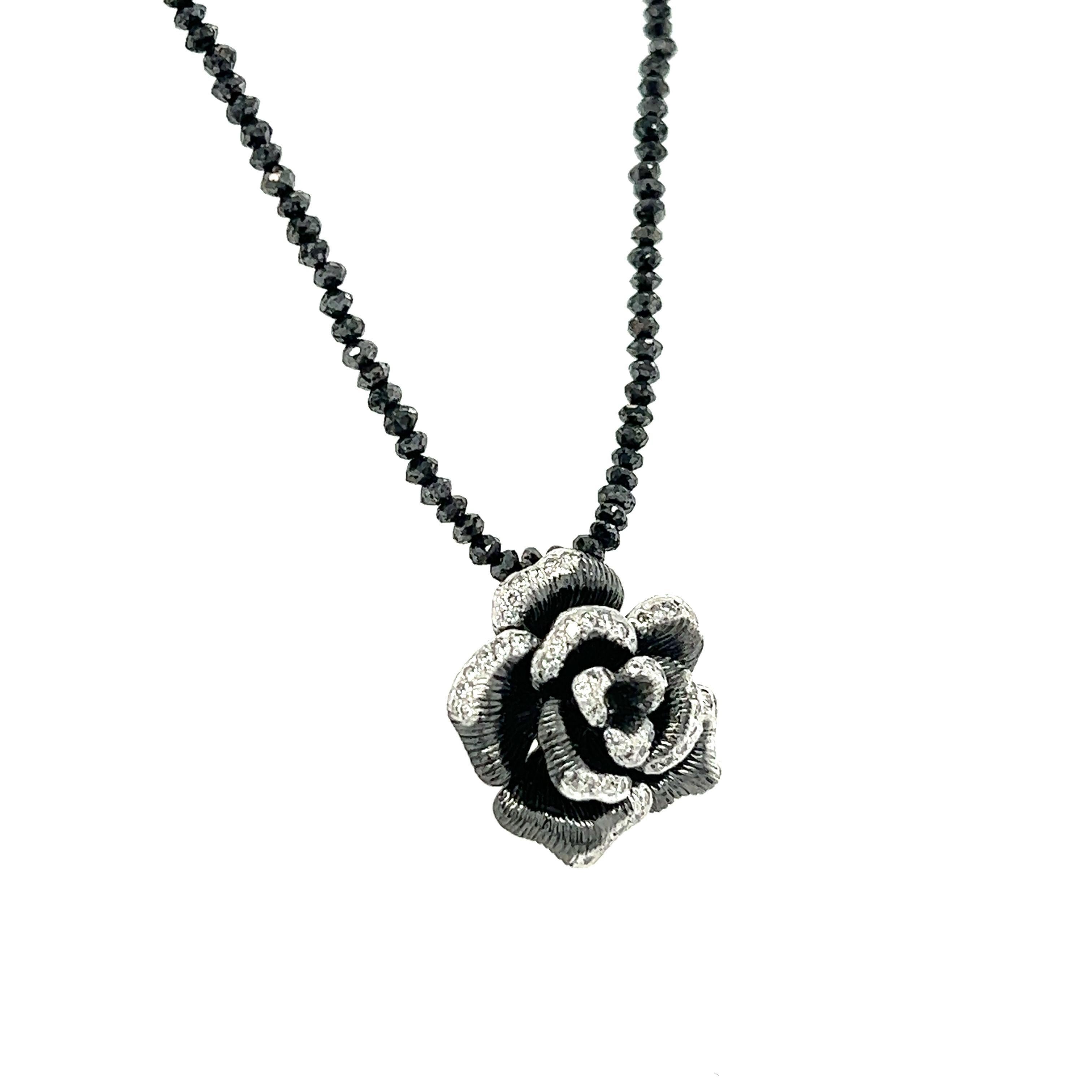 Taille poire Collier fleur en diamant naturel Collier en or blanc avec briolette en diamant noir en vente