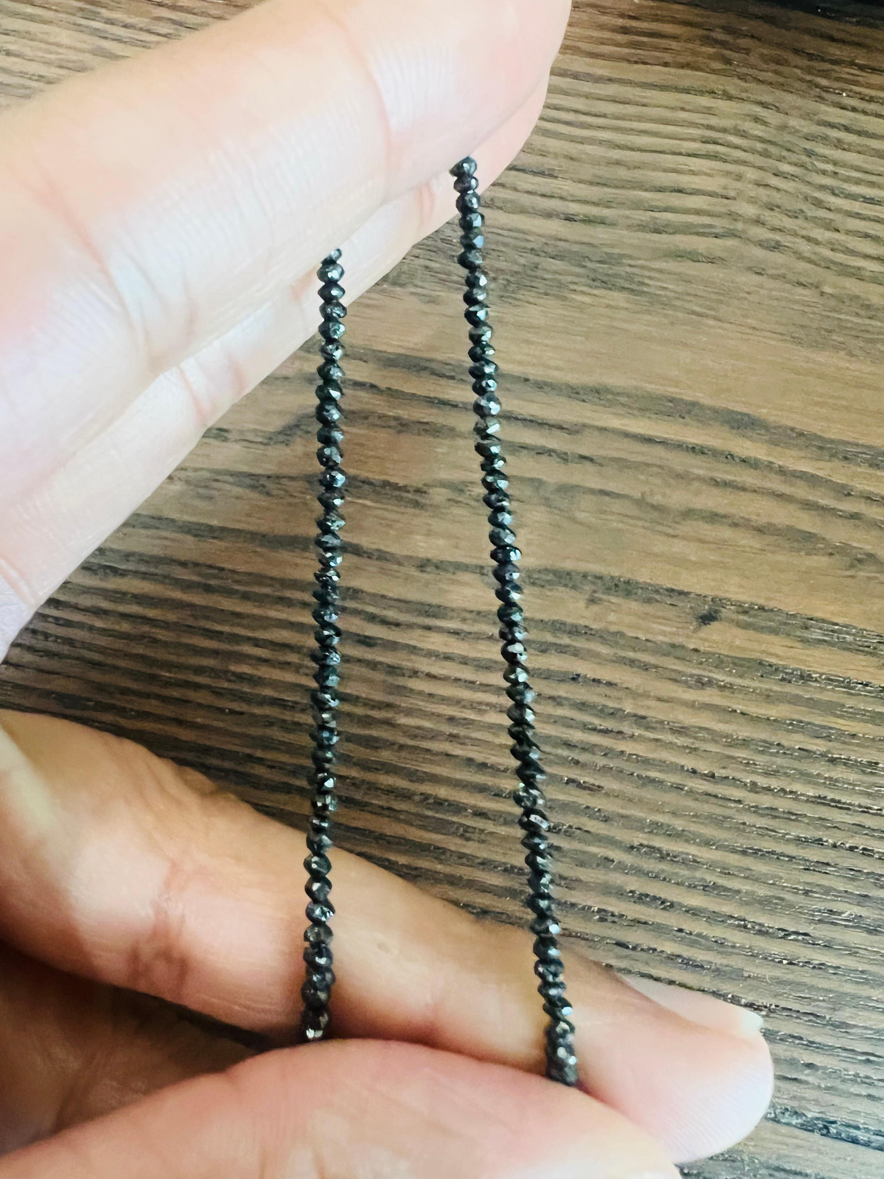 Collier fleur en diamant naturel Collier en or blanc avec briolette en diamant noir Neuf - En vente à Los Angeles, CA