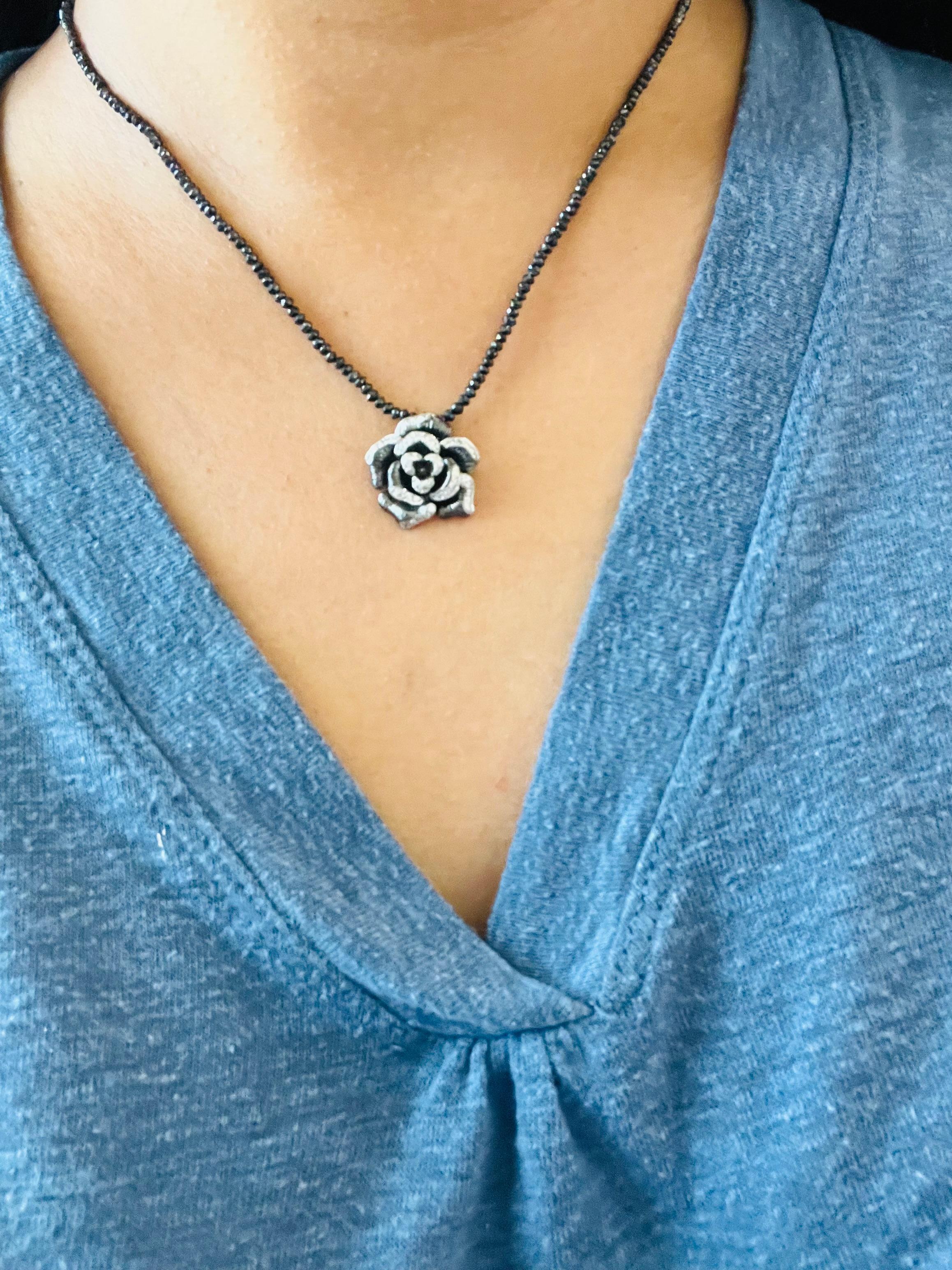 Collier fleur en diamant naturel Collier en or blanc avec briolette en diamant noir Pour femmes en vente