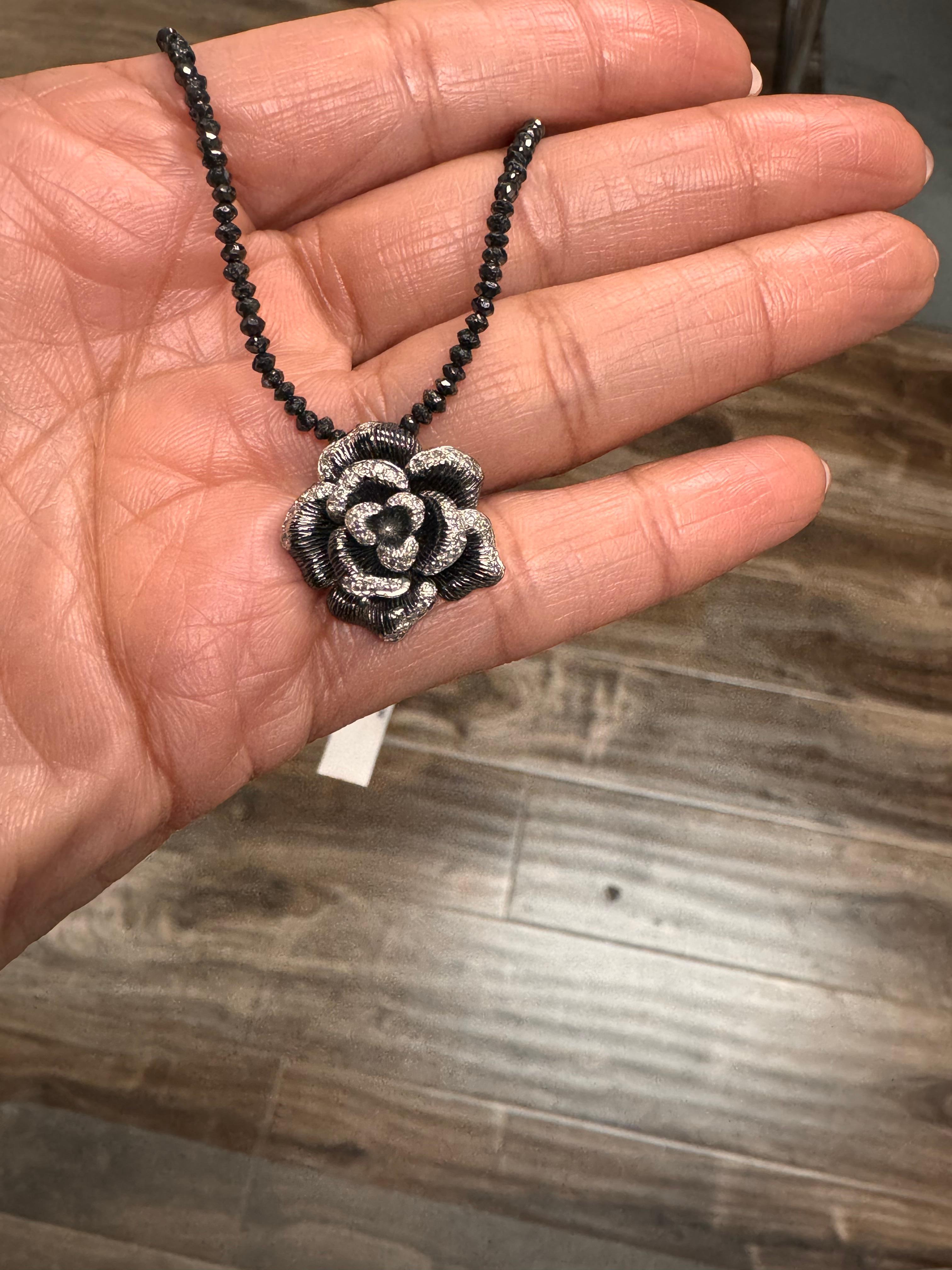 Collier fleur en diamant naturel Collier en or blanc avec briolette en diamant noir en vente 1