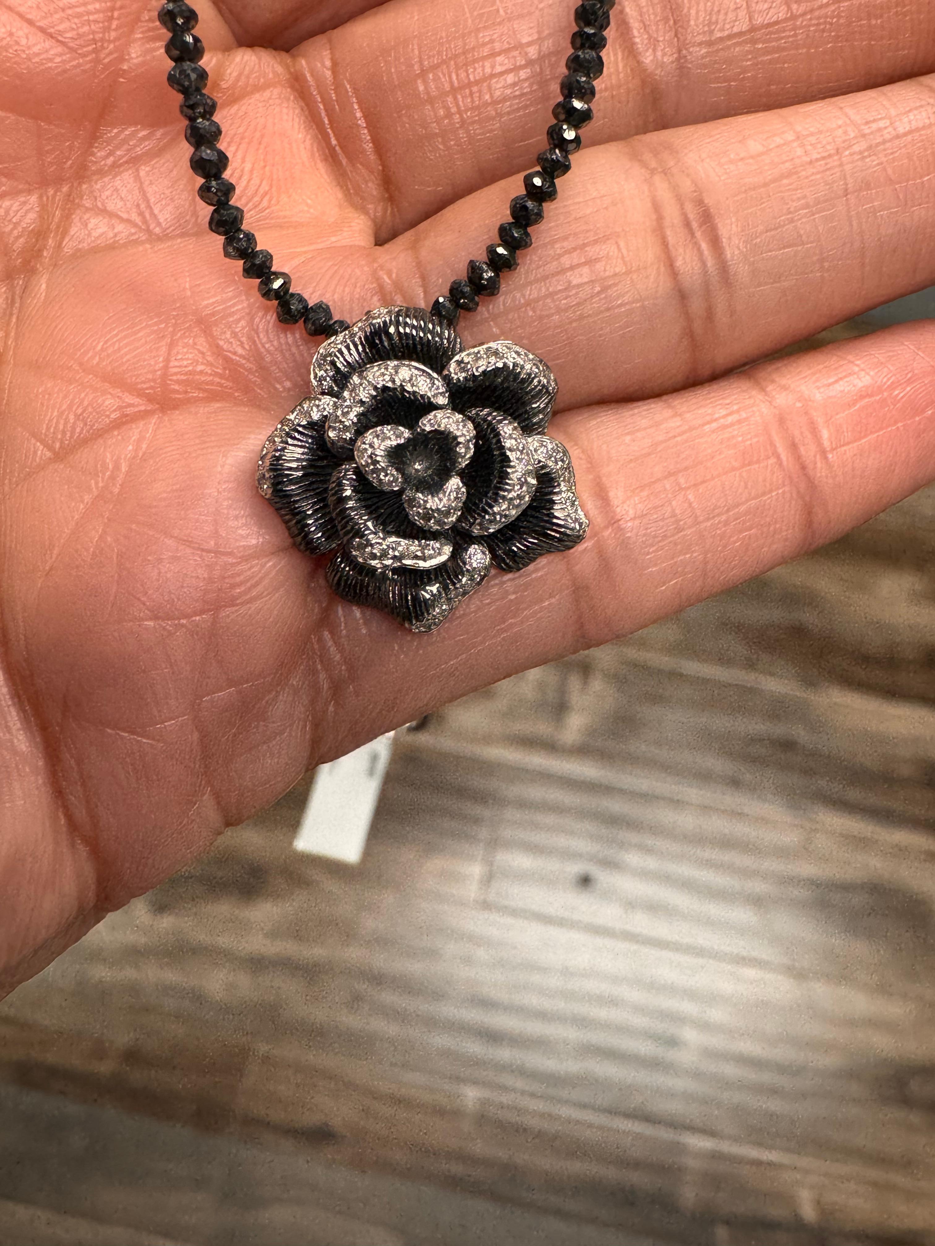 Collier fleur en diamant naturel Collier en or blanc avec briolette en diamant noir en vente 2