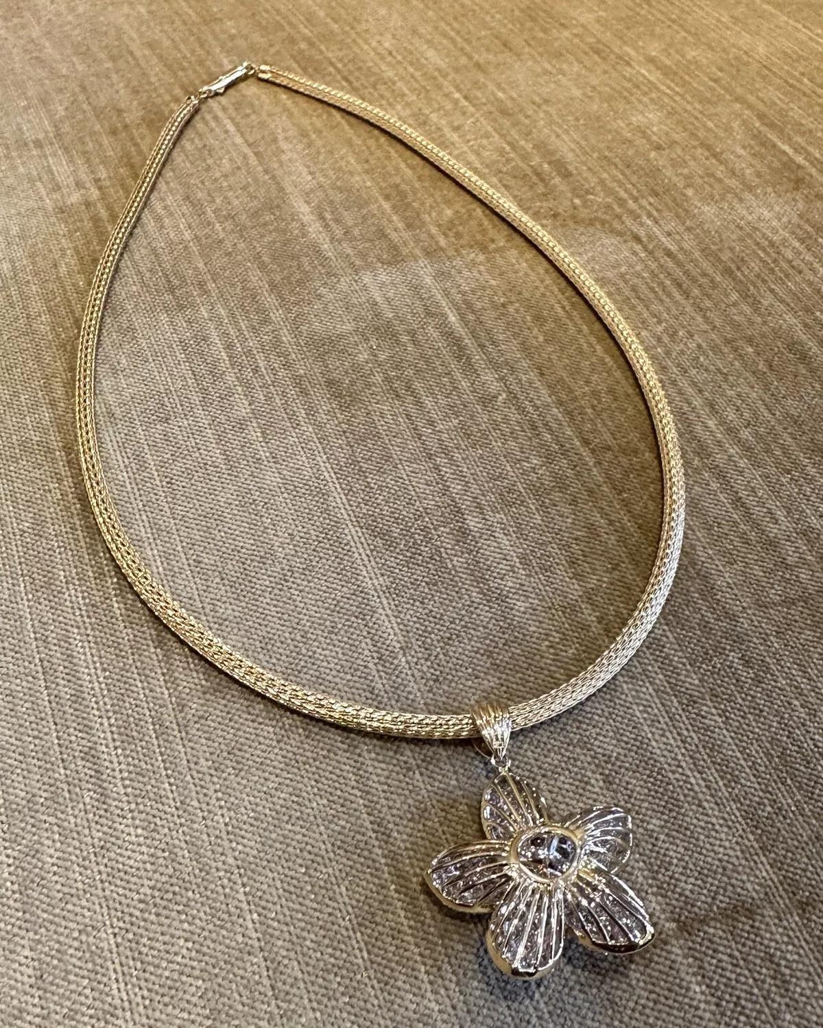 Natural Diamond Flower Pendant Necklace 4.43 carat total in 18k Yellow Gold In Excellent Condition In La Jolla, CA