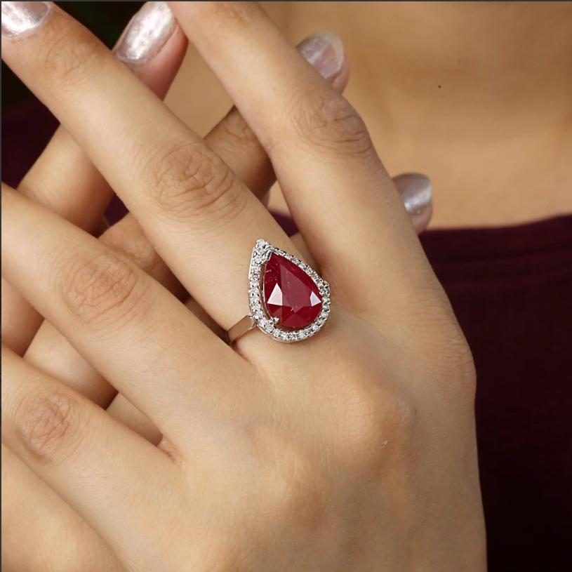 Dieser Ring ist aus 18 Karat Weißgold gefertigt und mit einem wunderschönen Rubin und Smaragd besetzt. Der Ring ist handgefertigt und von einem erfahrenen Kunsthandwerker entworfen, was ihn zu einem einzigartigen Unikat