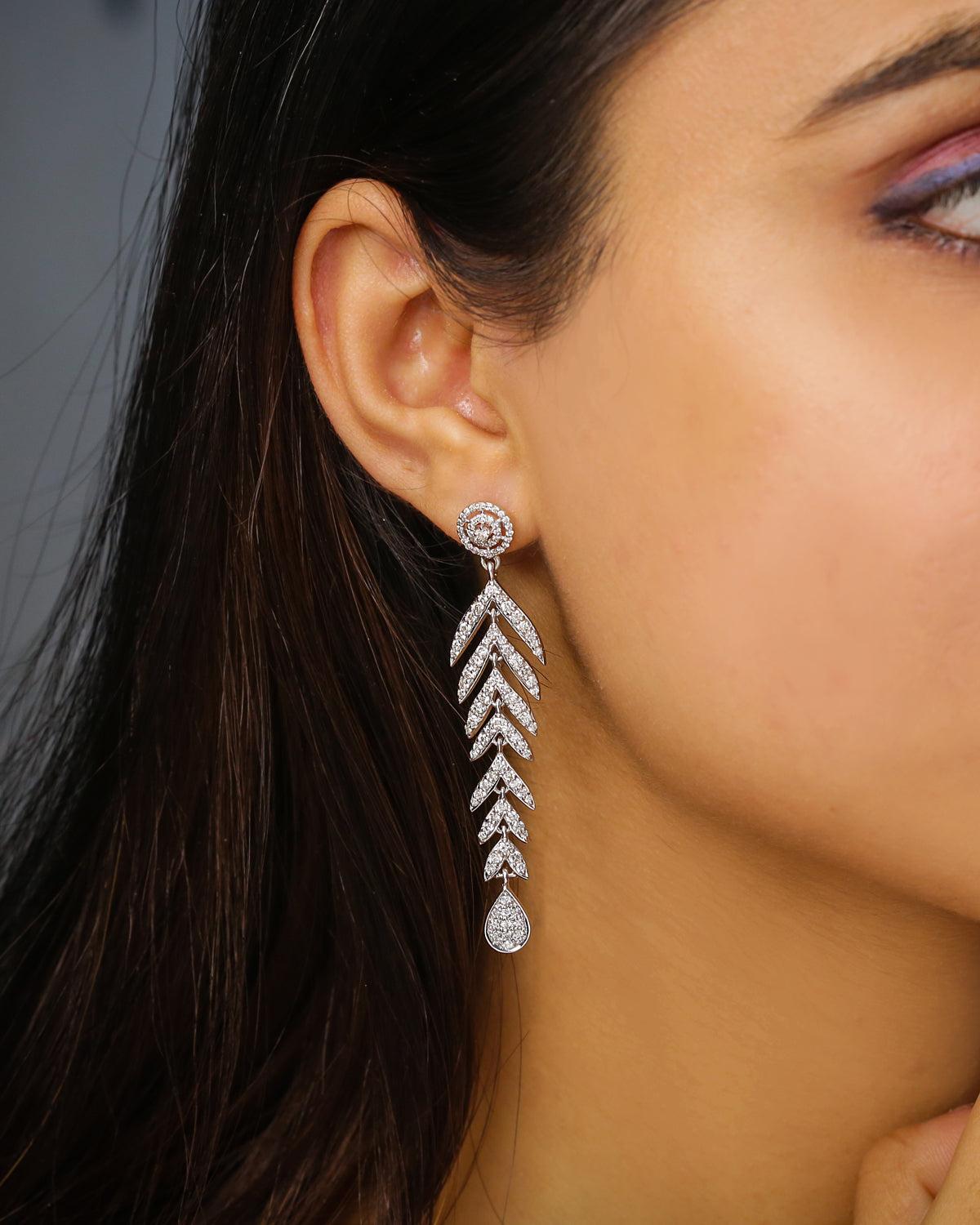 Natural Diamond Gold Earrings in 18K In New Condition For Sale In jaipur, IN