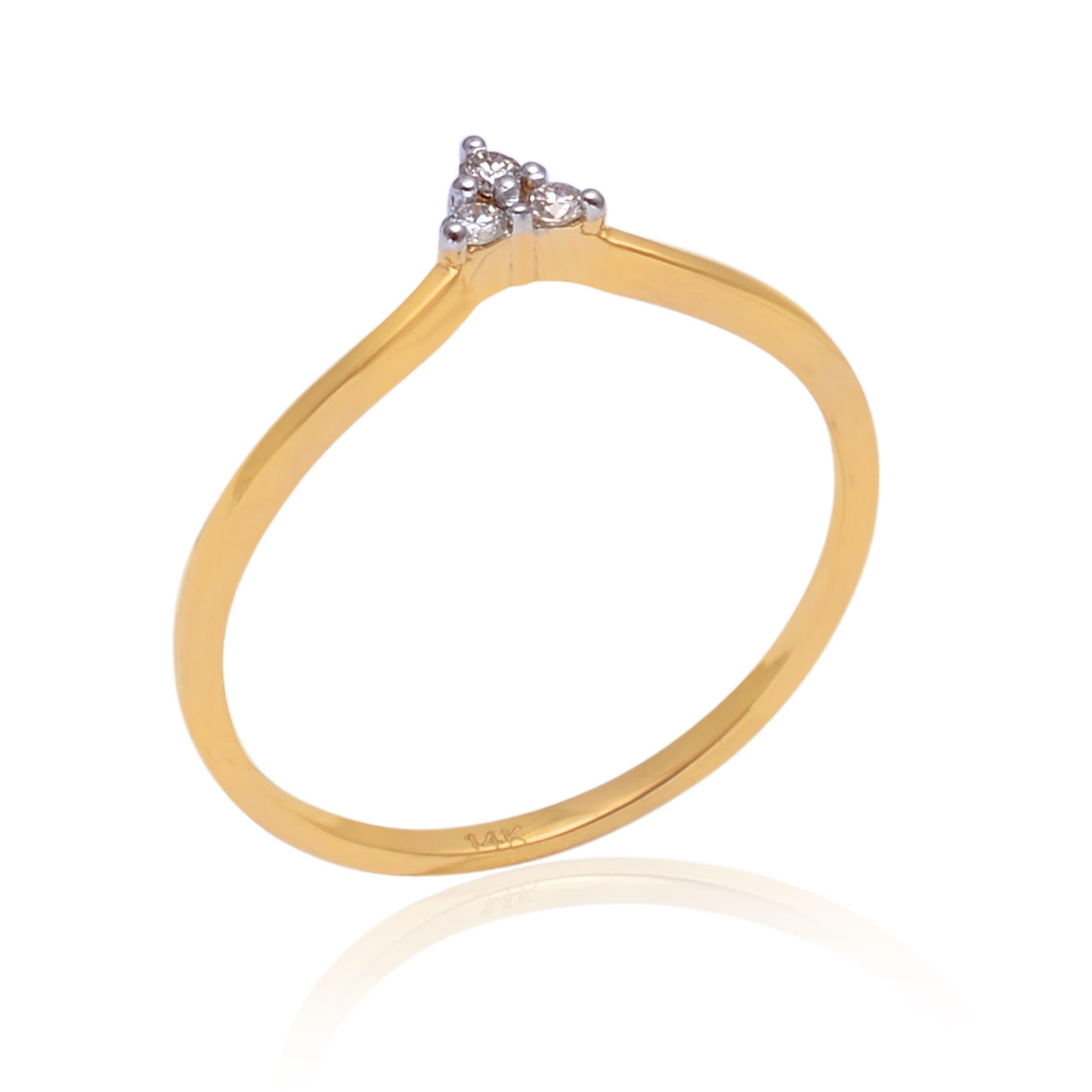 Ein eleganter und minimalistischer Ring aus 14 Karat Gelbgold, besetzt mit natürlichen Diamanten. Dieser Ring passt perfekt zu Ihrem Alltagsoutfit. Meera Ring kann auch ein perfektes Geschenk für Ihre geliebte Frau sein!