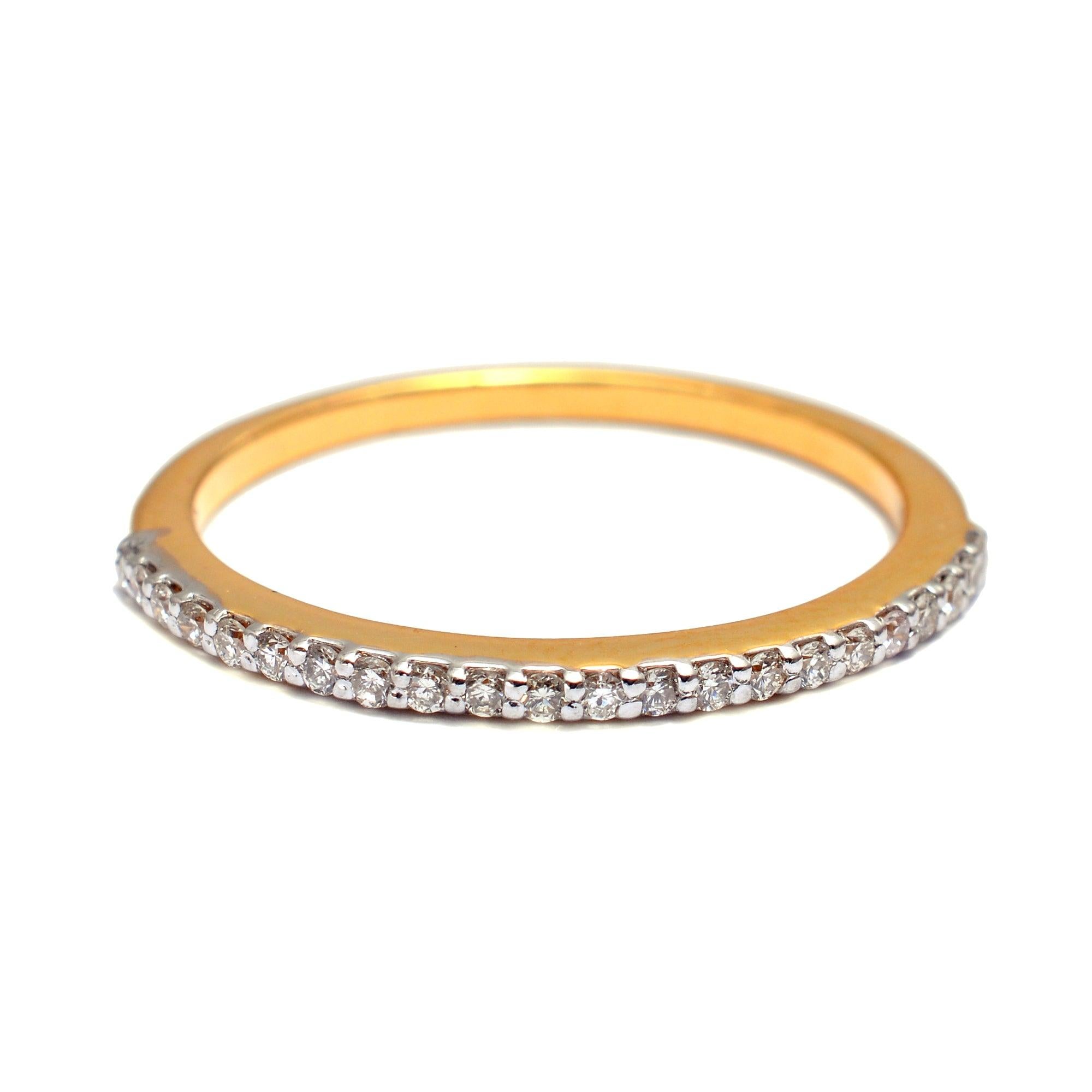 Dieser Ring ist aus 14-karätigem Weißgold und 14-karätigem Gelbgold gefertigt und mit brillant funkelnden Diamanten besetzt. Bleiben Sie subtil und stilvoll mit den Diamantringen von Jeypore, die Ihnen beides bieten, einen übertriebenen und einen