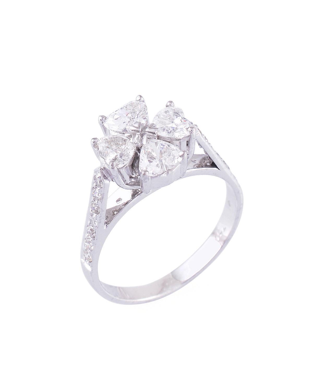Lassen Sie Ihrer Liebe zum Schmuck freien Lauf mit diesem floralen Diamantring aus 18 Karat Weißgold und kostbaren Diamanten. Dieser Ring ist ein perfekter Alltagsschmuck, der die Trägerin mit seiner femininen Ästhetik zum Strahlen