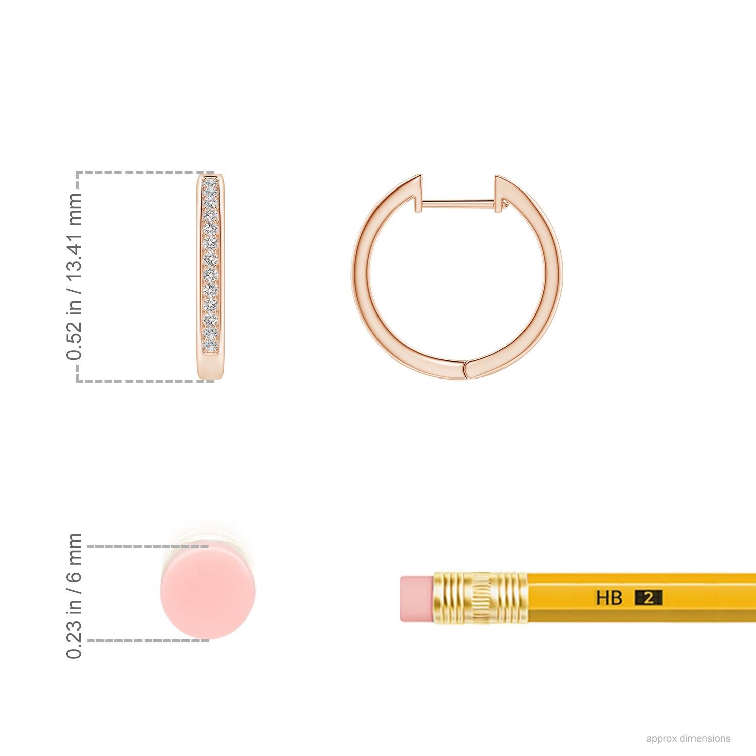 Este par de pendientes de aro presenta una hilera de centelleantes diamantes redondos en la parte delantera, que desprenden una deslumbrante elegancia en engaste pave. Elaborados en oro rosa de 14 quilates, estos pendientes de aro de diamantes