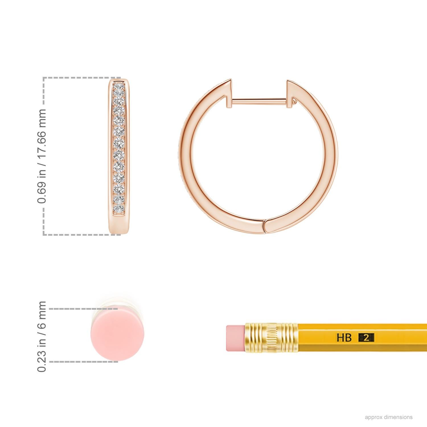 Este par de pendientes de aro presenta una hilera de centelleantes diamantes redondos en la parte delantera, que desprenden una deslumbrante elegancia en engaste pave. Elaborados en oro rosa de 14 quilates, estos pendientes de aro de diamantes
