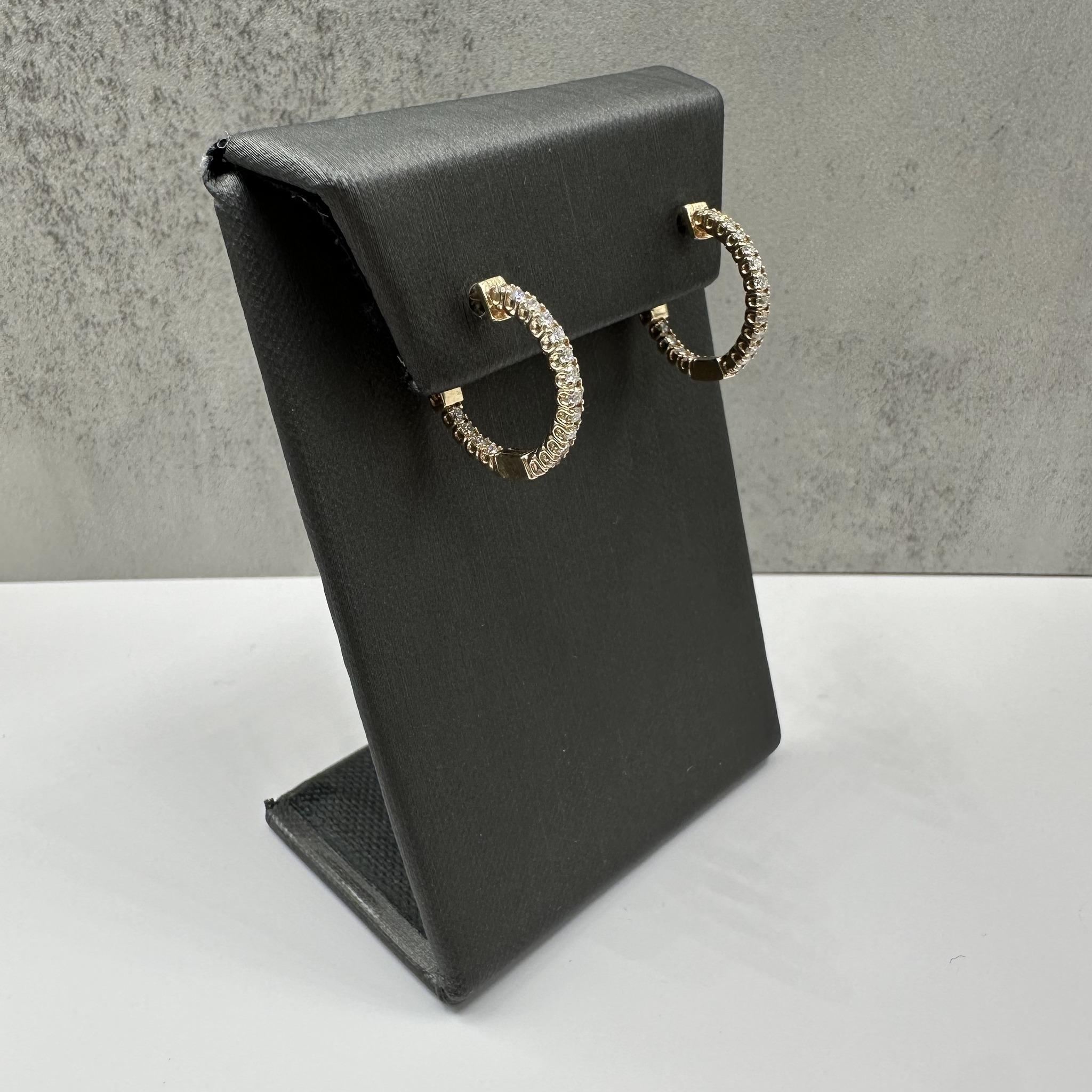 Questi orecchini a cerchio con diamanti naturali in oro giallo 14 carati presentano 0,70 carati di diamanti rotondi HI SI che brillano da ogni angolazione. L'oro caldo valorizza splendidamente ogni diamante, creando un look lussuoso e senza tempo.