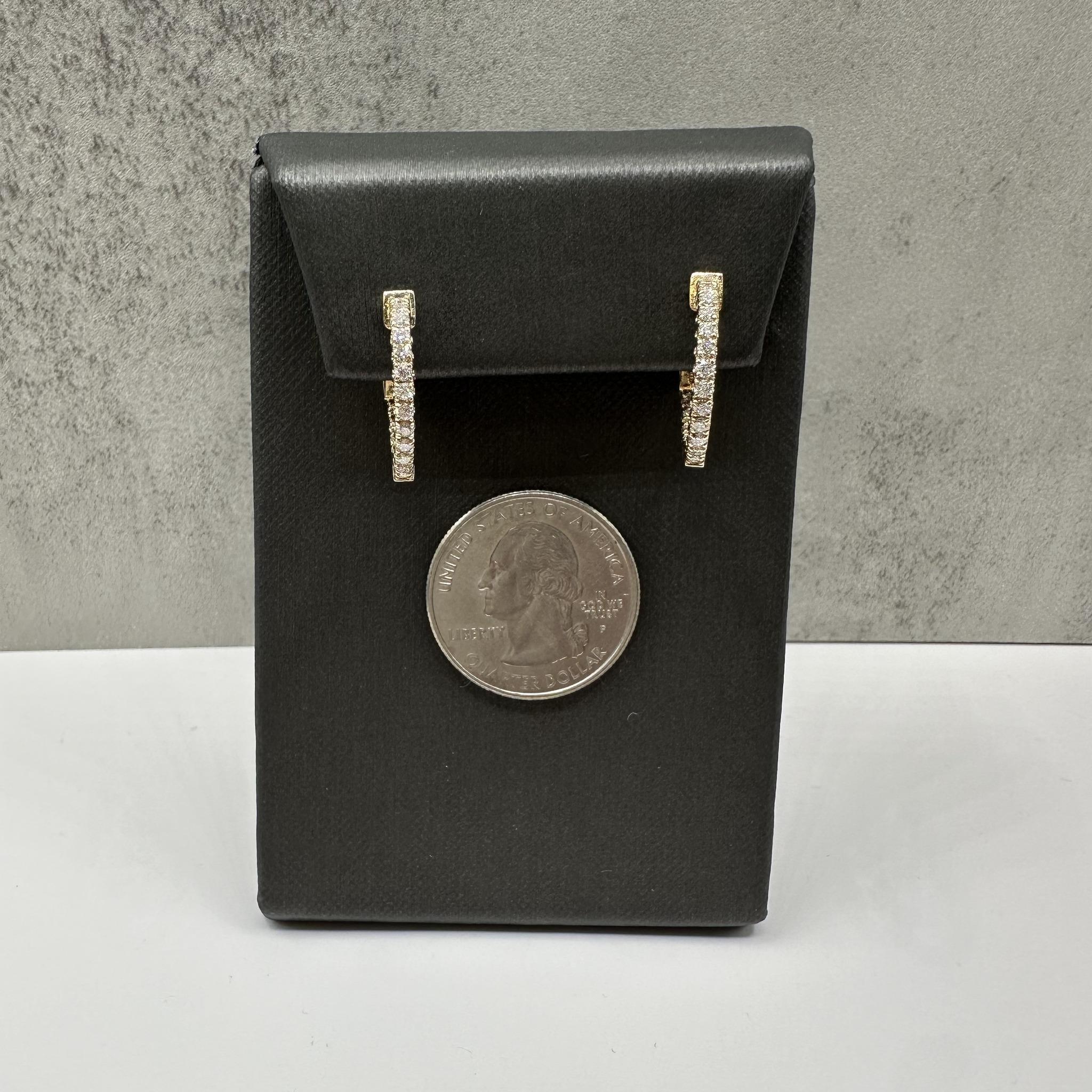 Orecchini a cerchio con diamanti naturali in oro giallo 14kt - 0,70ctw, 0,75in, New In condizioni Nuovo in vendita a West Hempstead, NY