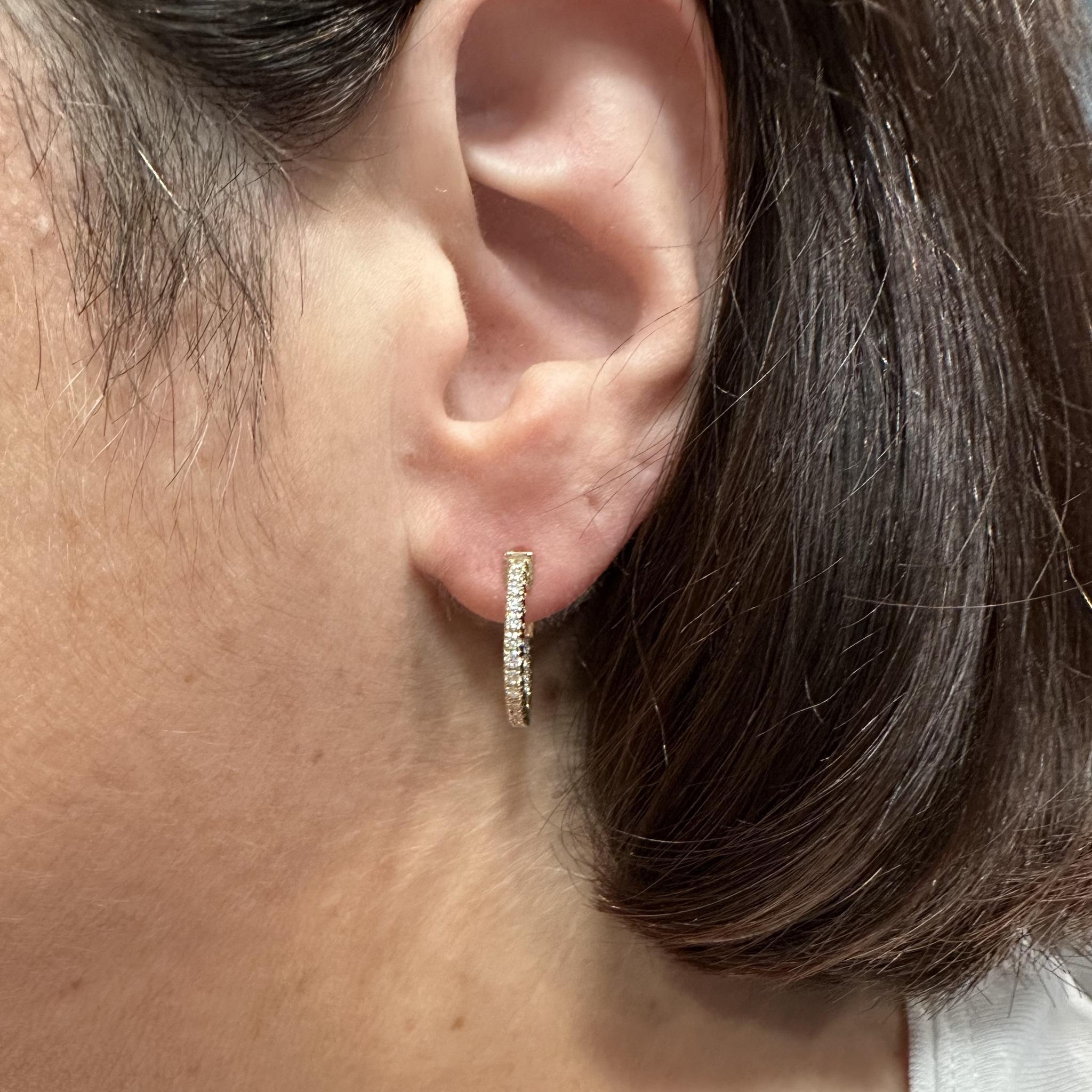 Donna Orecchini a cerchio con diamanti naturali in oro giallo 14kt - 0,70ctw, 0,75in, New in vendita