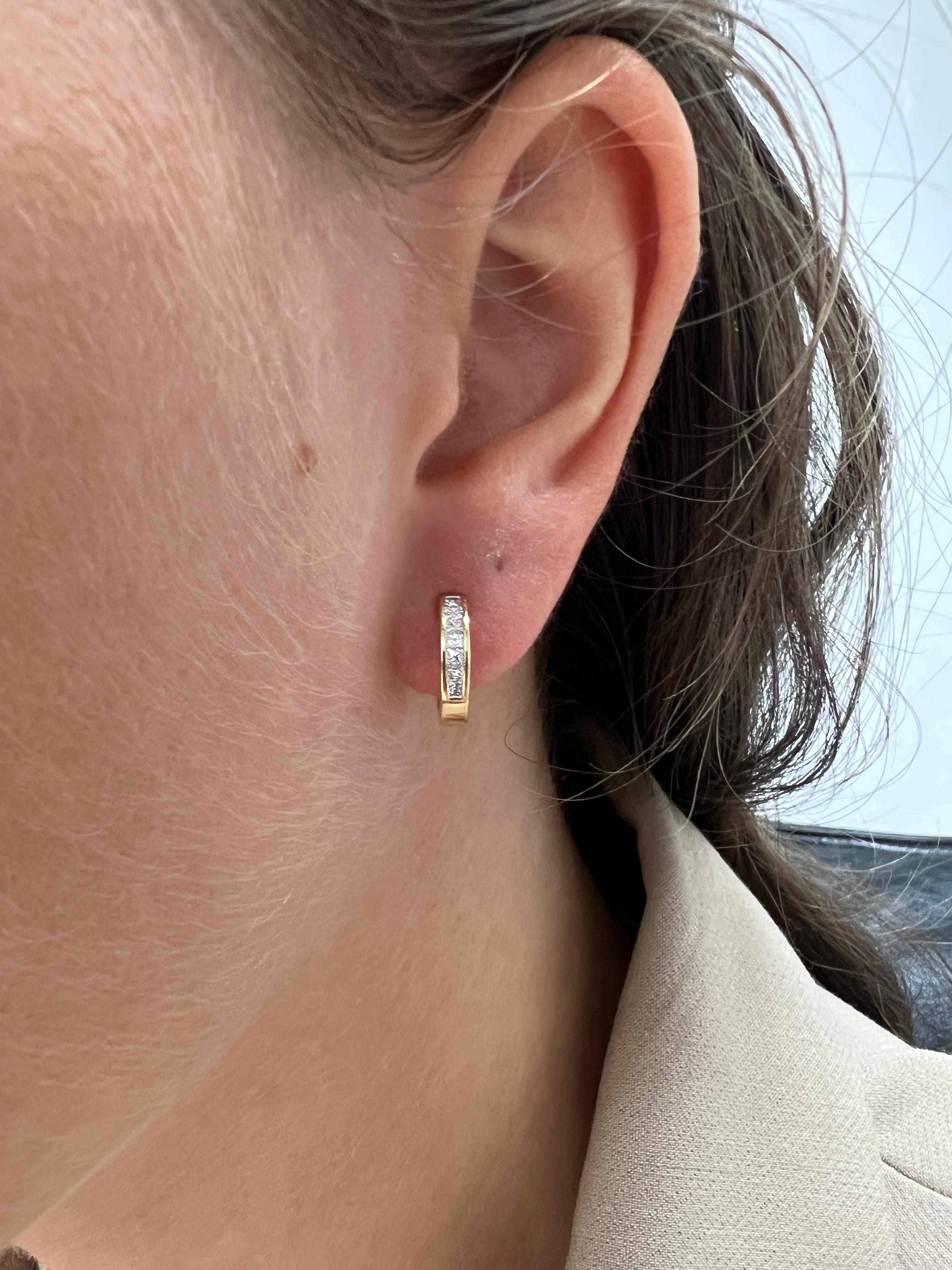 Natürliche Diamant-Creolen 0,27 Karat 18 Karat Weißgold Huggie-Ohrringe mit Diamanten (Carréschliff) im Angebot