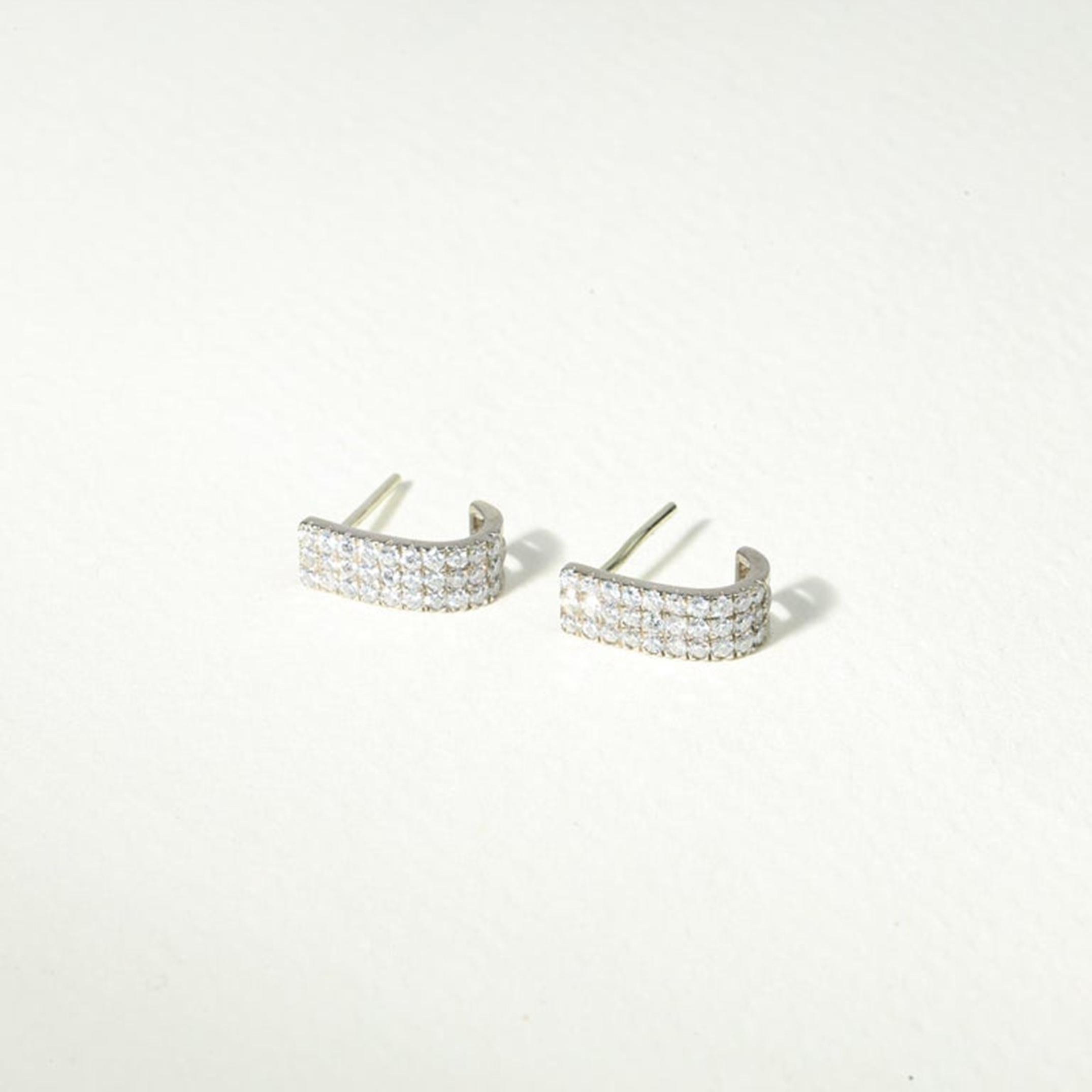 Diamant Iced Out Hoop Huggie-Ohrstecker mit Diamanten und E VS-Diamanten im Angebot 4