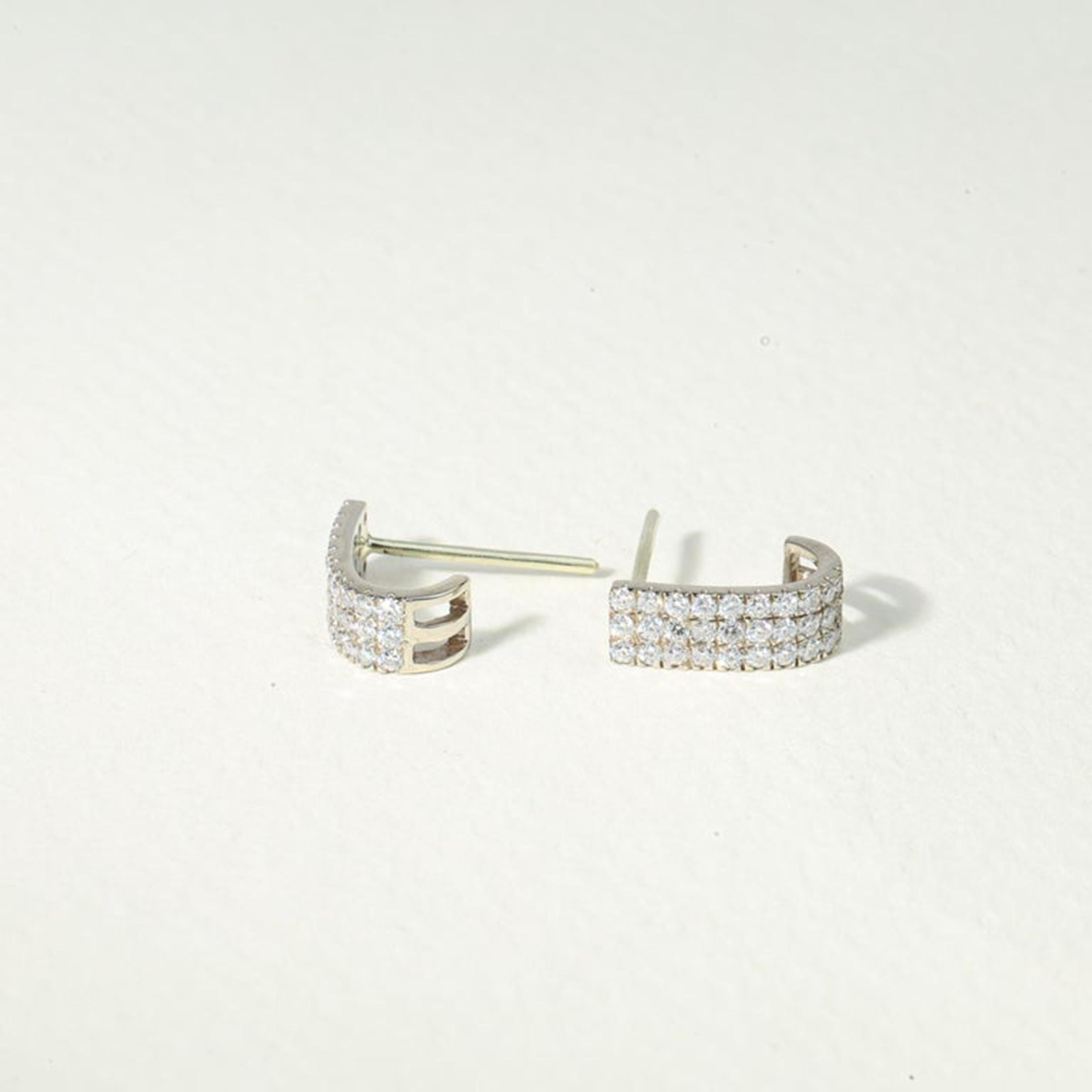 Diamant Iced Out Hoop Huggie-Ohrstecker mit Diamanten und E VS-Diamanten im Angebot 2
