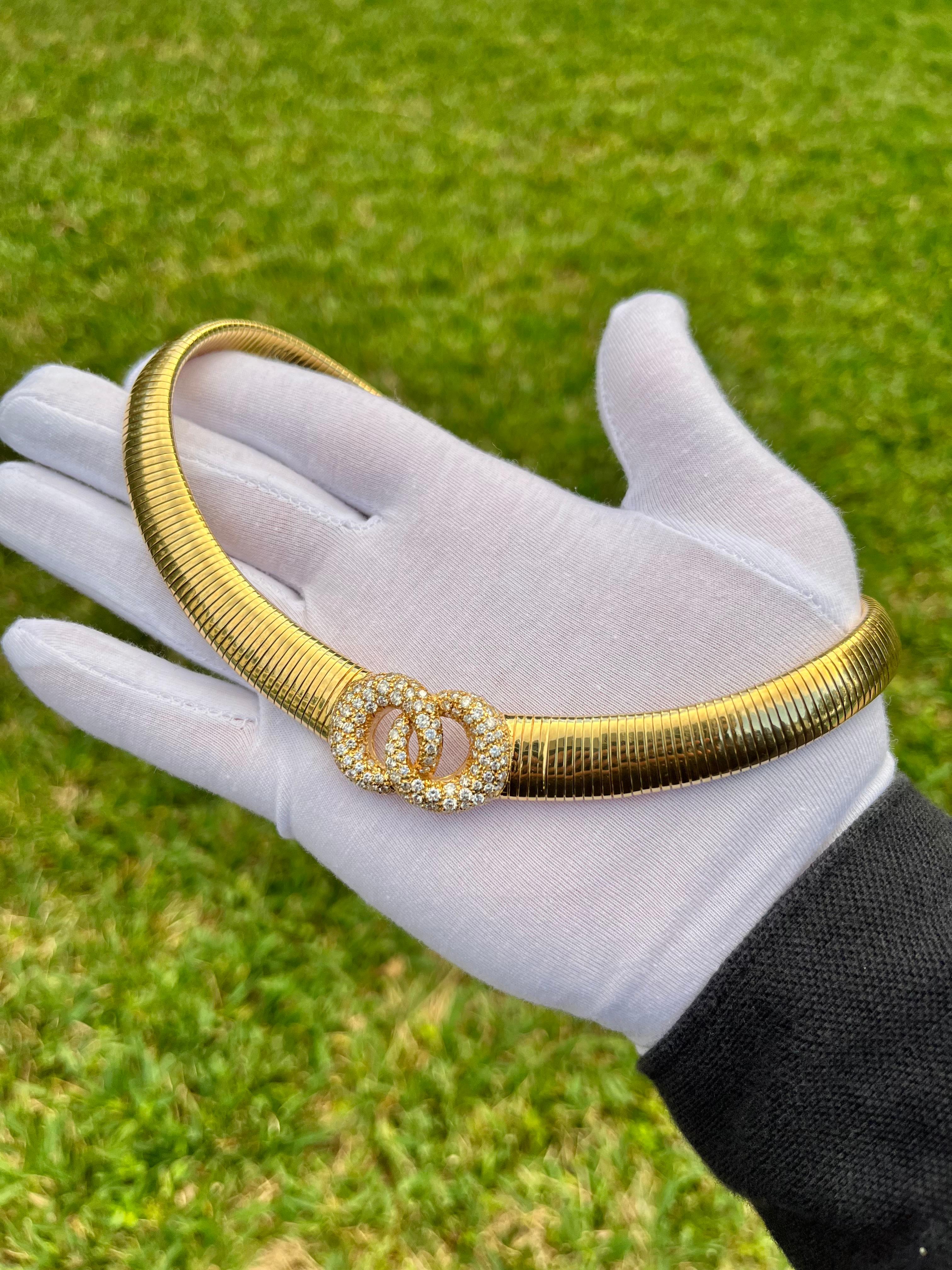 Kaufen Sie diese in Italien hergestellte Halskette mit natürlichen Diamanten aus 18 Karat massivem Gold. Mit fast 100 Gramm 18-karätigem Gold und natürlichen Diamanten der Farbe D-F ist dieses Halsband im Chanel-Stil ein wahres Meisterwerk. Ihr