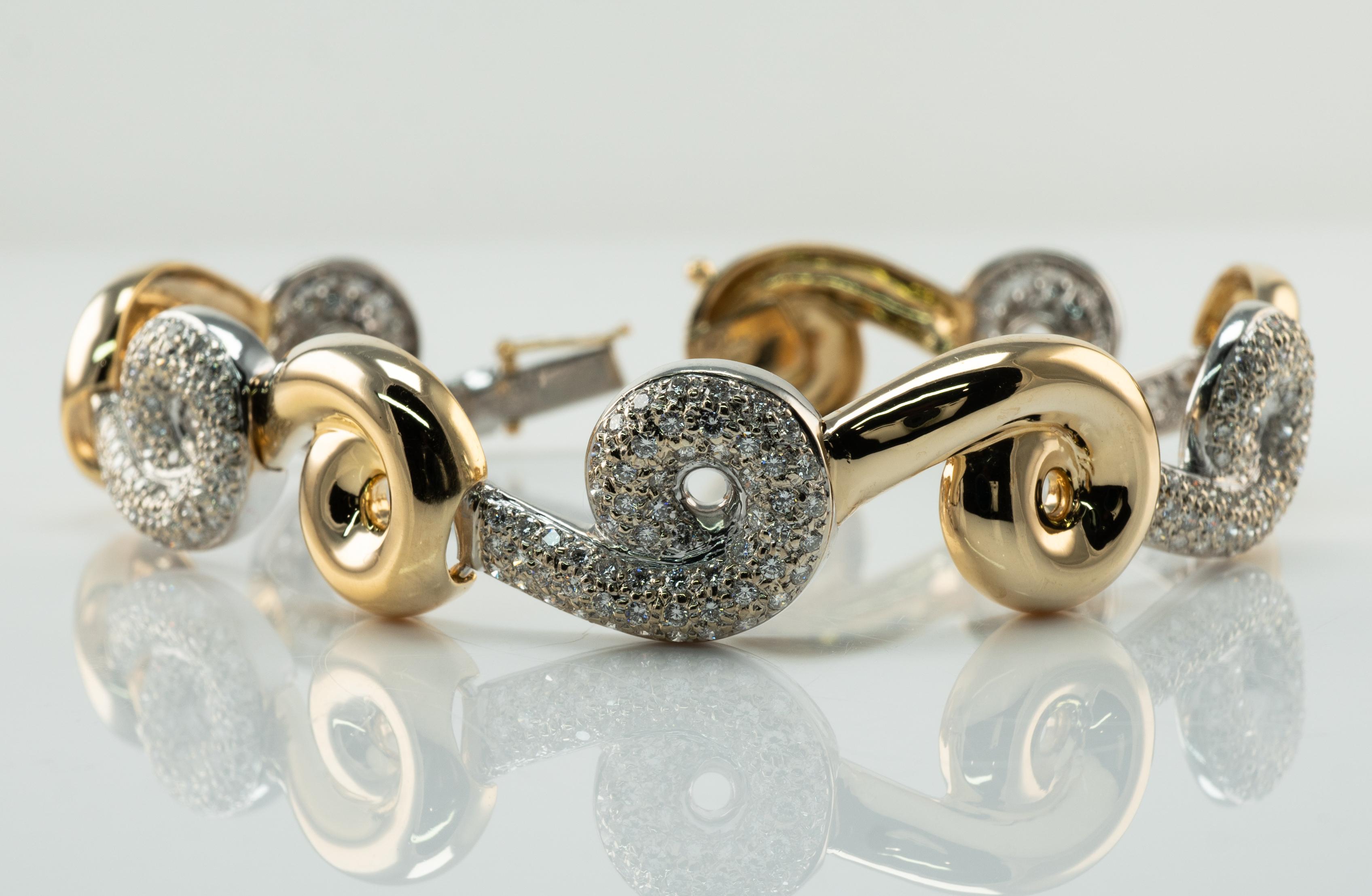 Natürliches Diamant-Gliederarmband 14K Gold 4,50 TDW 

Dieses herrliche Armband ist aus massivem 18-karätigem Gelb- und Weißgold gefertigt und mit weißen und feurigen Diamanten besetzt. Fünf Diamantglieder tragen jeweils 60 runde Diamanten im