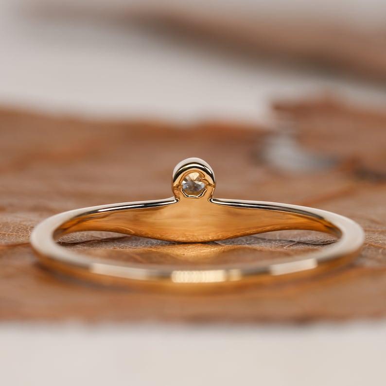 Anillo Solitario Curvo Diamante Natural Fundido Oro 14k Anillo Único Para Mujer Regalo.

Medida: 1,90 MM

Peso del diamante:0,02 CTS

A P R O X T A M I E N T O

Todos los artículos se fabrican por encargo. Nuestro tiempo aproximado es de 6 a 10 días