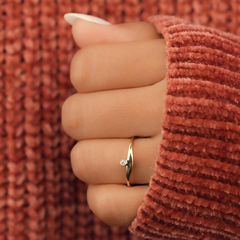 Anillo Solitario Curvo Diamante Natural Fundido Oro 14k Anillo Único Para Mujer Regalo. Art Decó en venta
