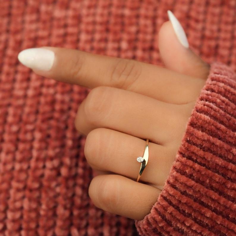 Anillo Solitario Curvo Diamante Natural Fundido Oro 14k Anillo Único Para Mujer Regalo. Corte redondo en venta