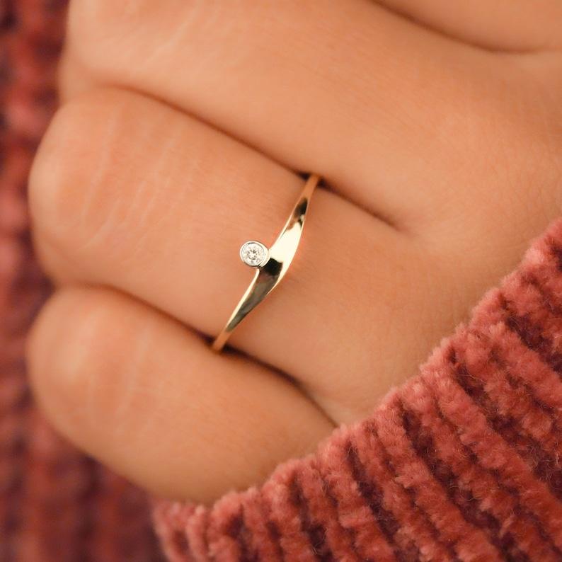 Femenino o masculino Anillo Solitario Curvo Diamante Natural Fundido Oro 14k Anillo Único Para Mujer Regalo. en venta
