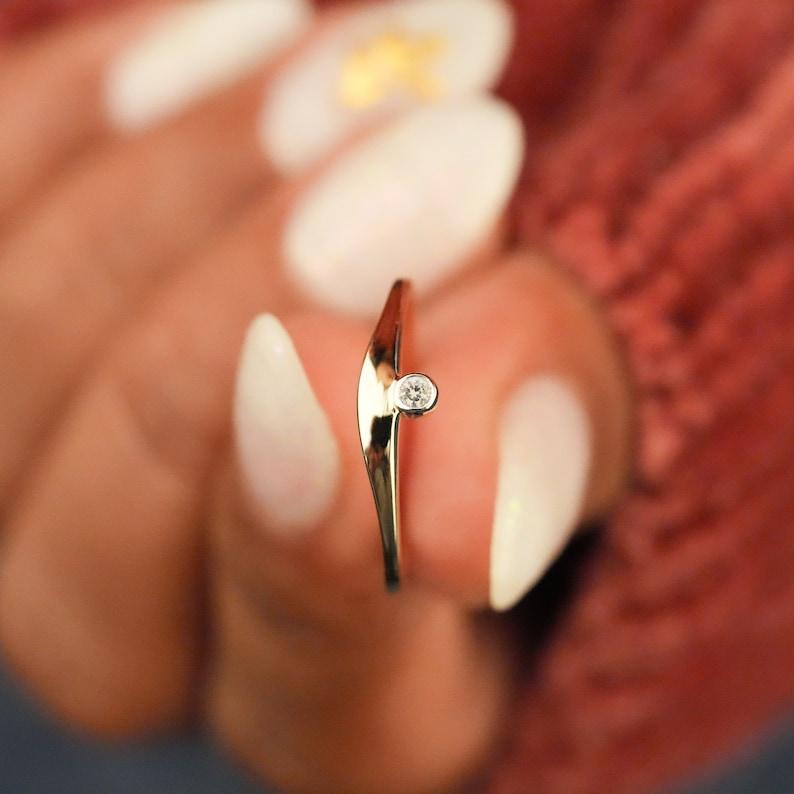 Anillo Solitario Curvo Diamante Natural Fundido Oro 14k Anillo Único Para Mujer Regalo. en venta 2