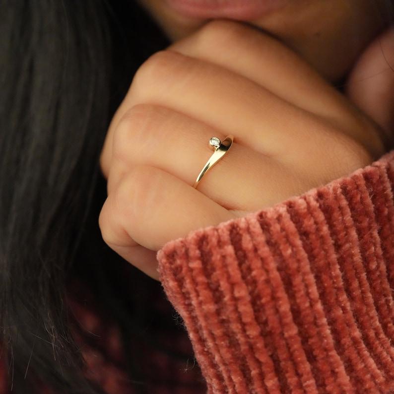 Anillo Solitario Curvo Diamante Natural Fundido Oro 14k Anillo Único Para Mujer Regalo. en venta 3