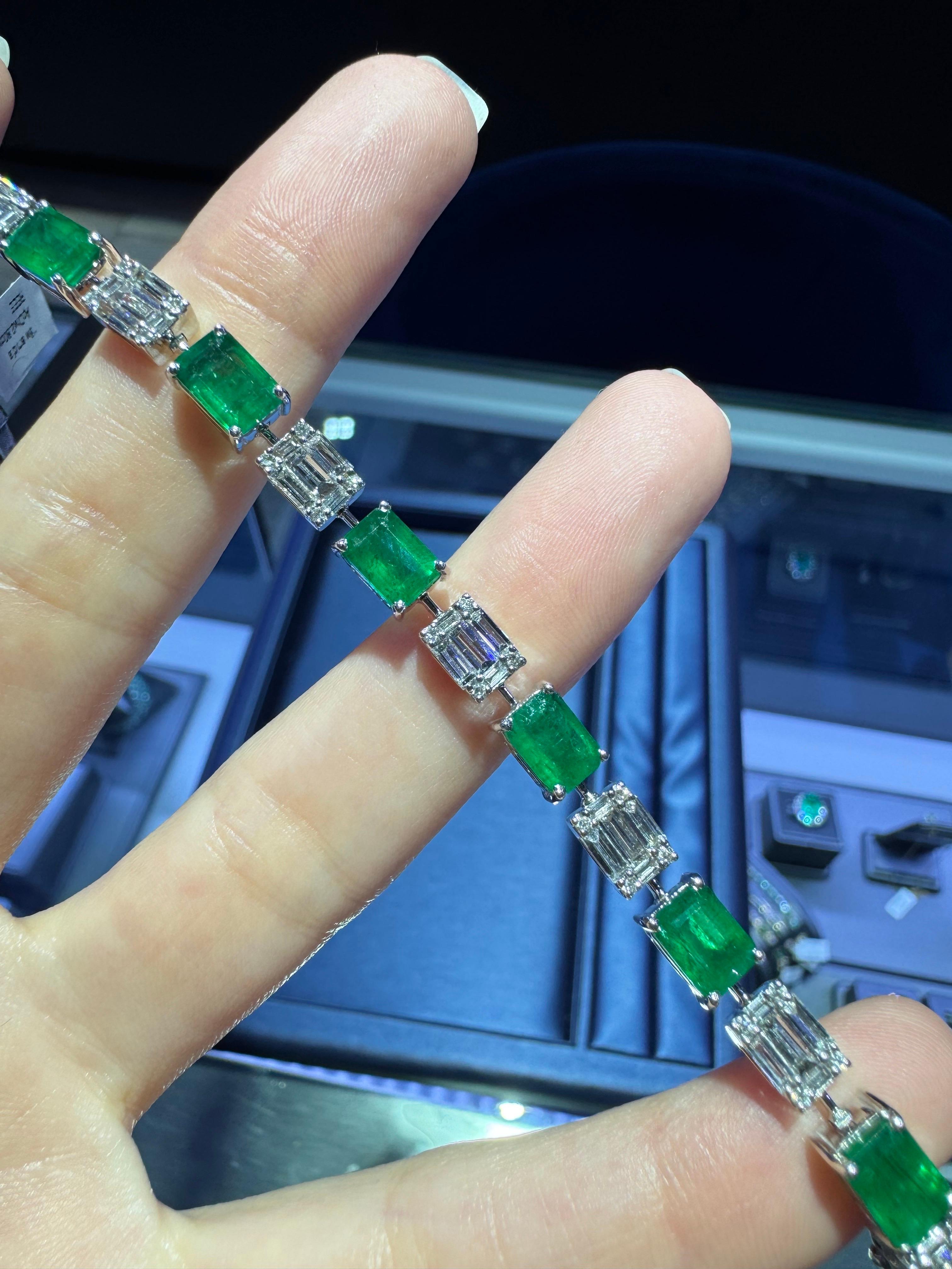 Natural Diamond Mosaic & Emerald Gemstone 18-Karat Alternating Bracelet In Stock For Sale 4