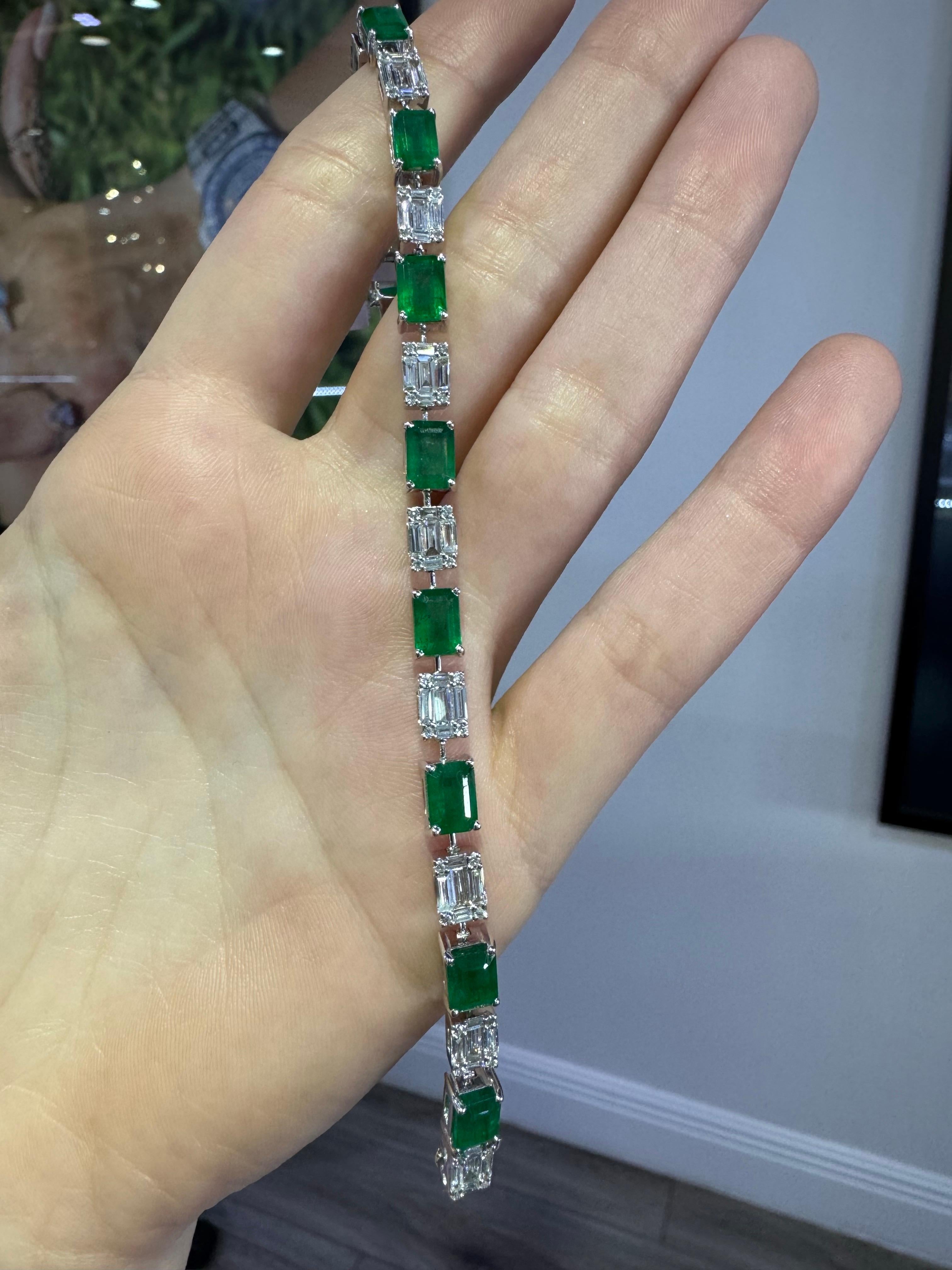 Natural Diamond Mosaic & Emerald Gemstone 18-Karat Alternating Bracelet In Stock For Sale 1