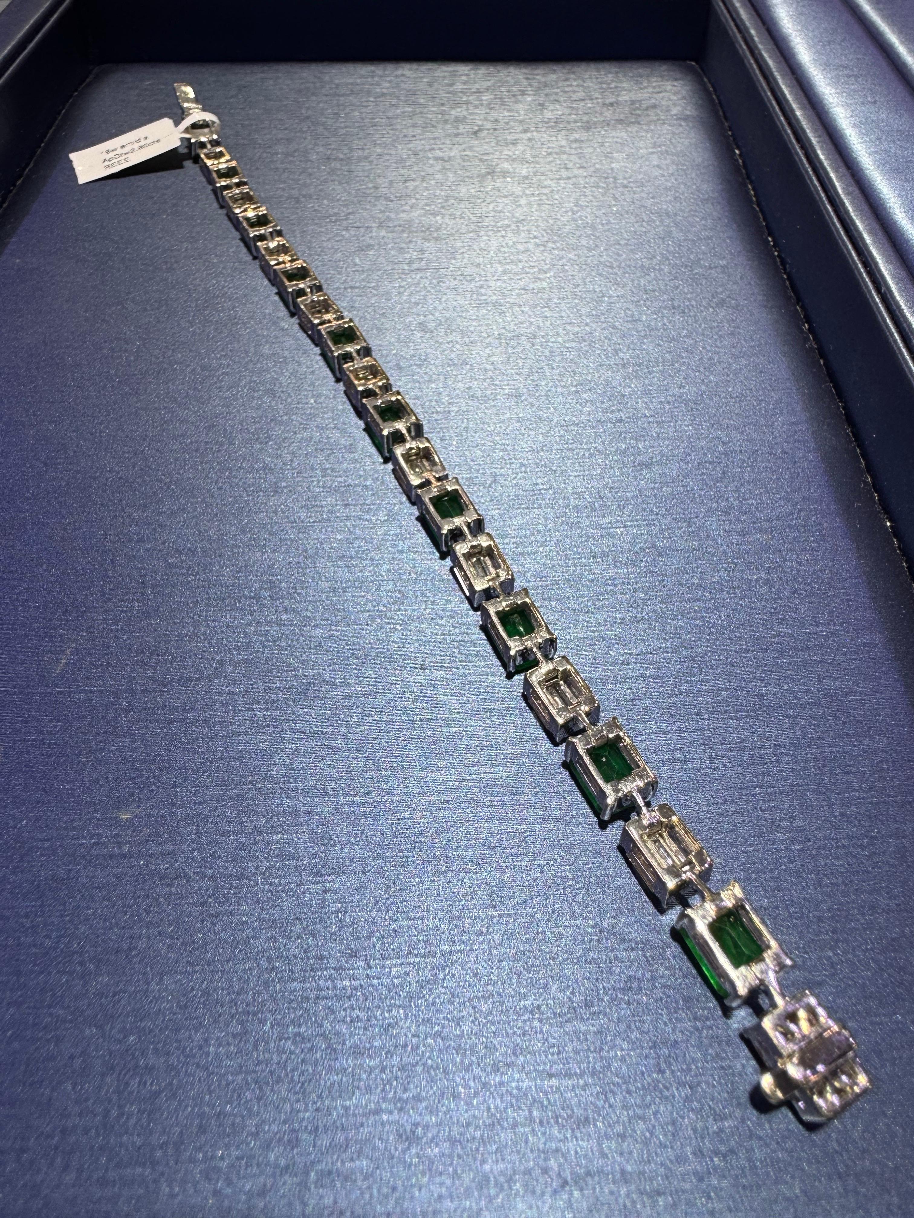 Natural Diamond Mosaic & Emerald Gemstone 18-Karat Alternating Bracelet In Stock For Sale 2