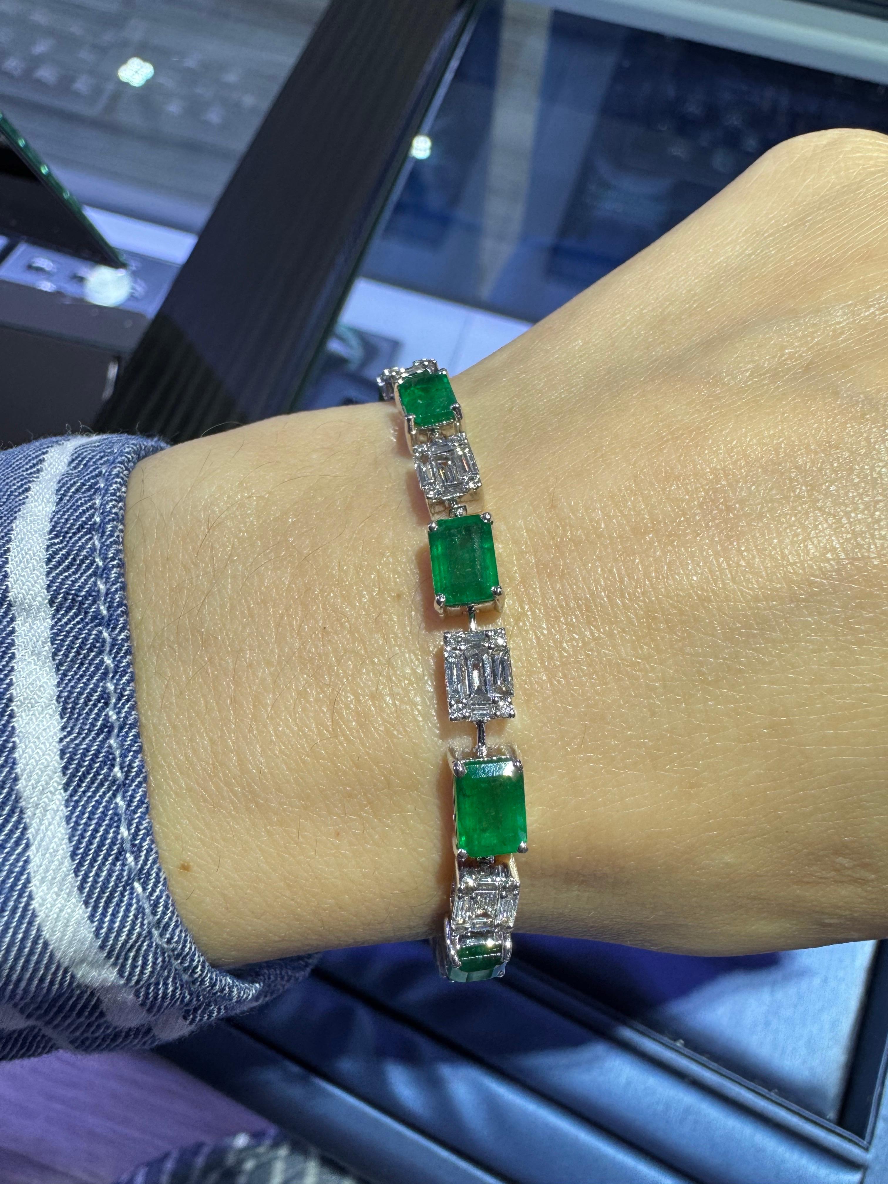 Natural Diamond Mosaic & Emerald Gemstone 18-Karat Alternating Bracelet In Stock For Sale 3