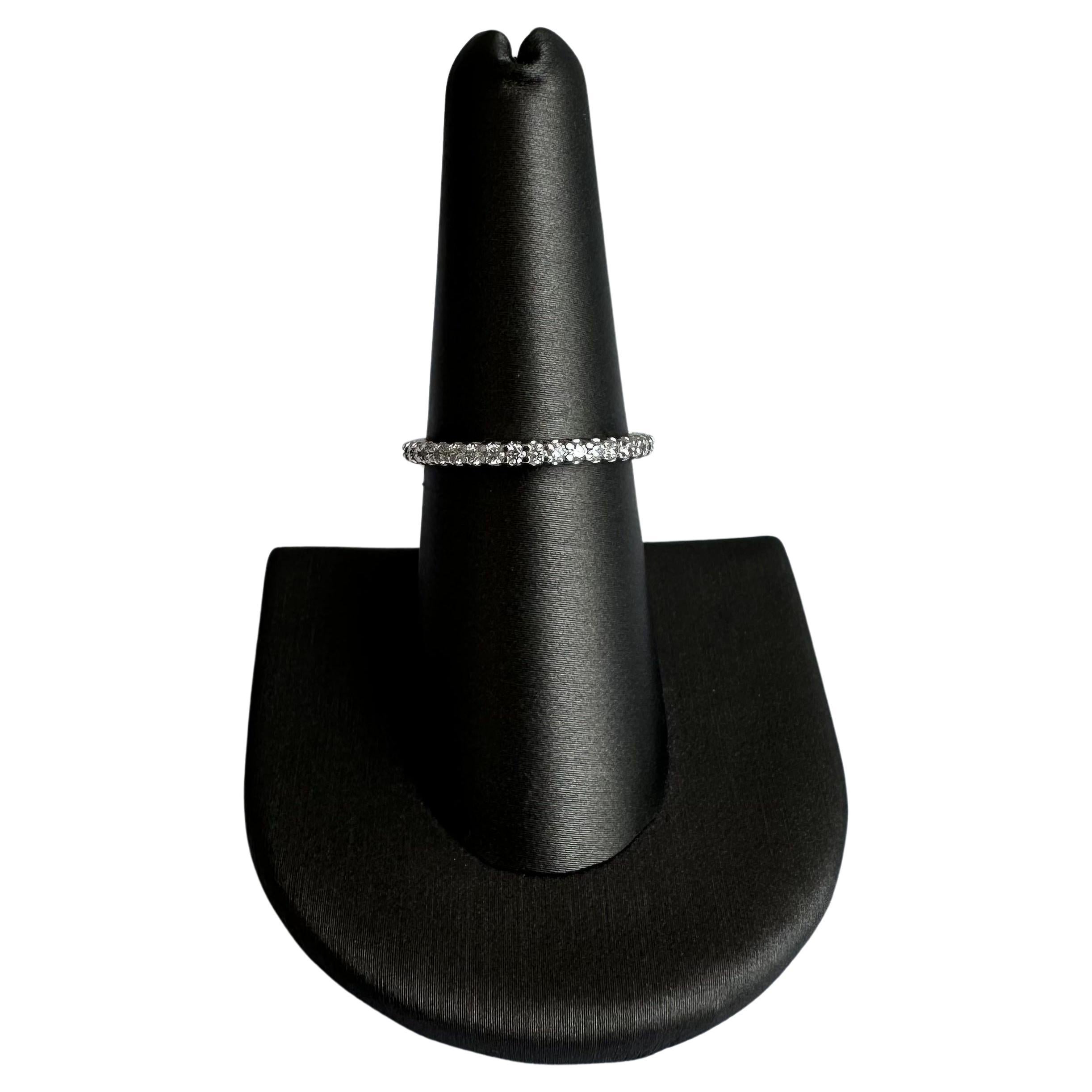Anillo de eternidad casi completo de diamante natural en oro blanco de 14 quilates - 0,50 ctw, talla 7