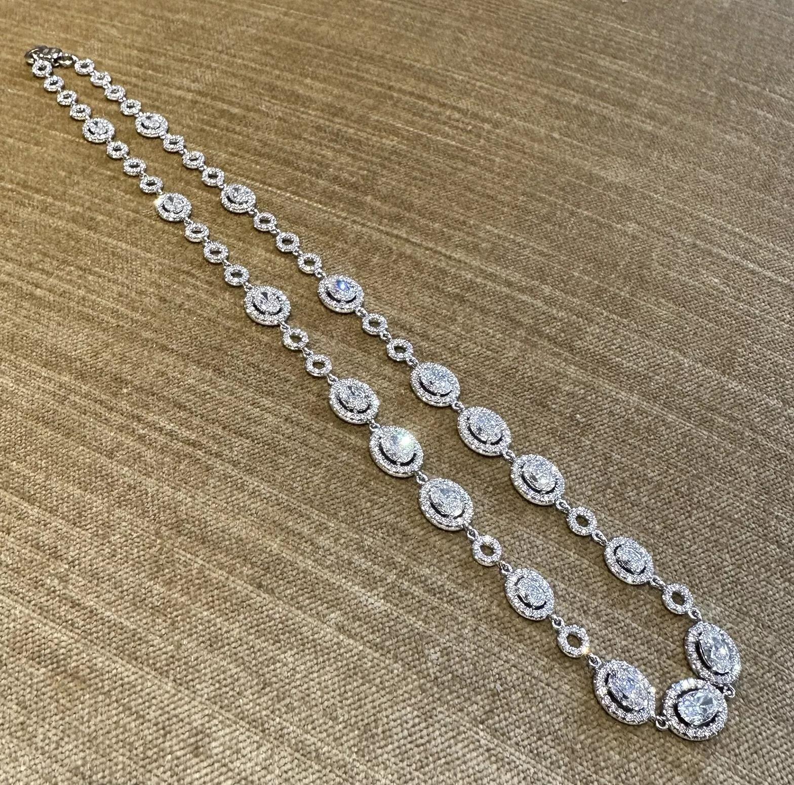 Collier de diamants naturels 10,00 carats poids total Ovales et ronds en or blanc 18k

Le collier ras du cou en diamants présente des maillons de diamants ovales naturels de plus grande taille, entourés de diamants ronds et brillants naturels, ainsi
