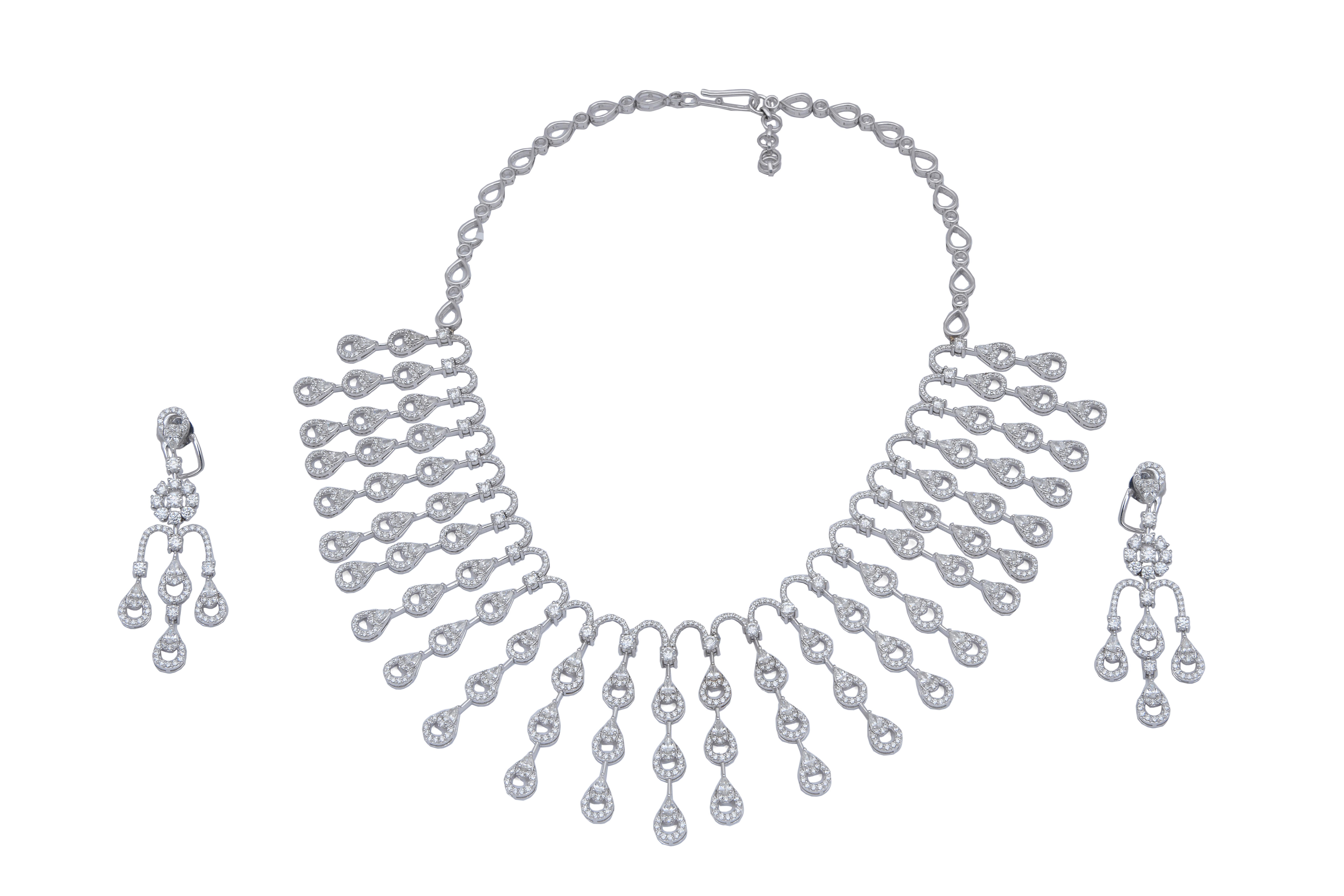 this is an amazing necklace set with
diamond : 18.17 carats
gold : 81.09 gms


Please read my reviews to make yourself comfortable.
I don't want to sell just one time but make customers for life.
All our jewelry comes with a certificate appraisal