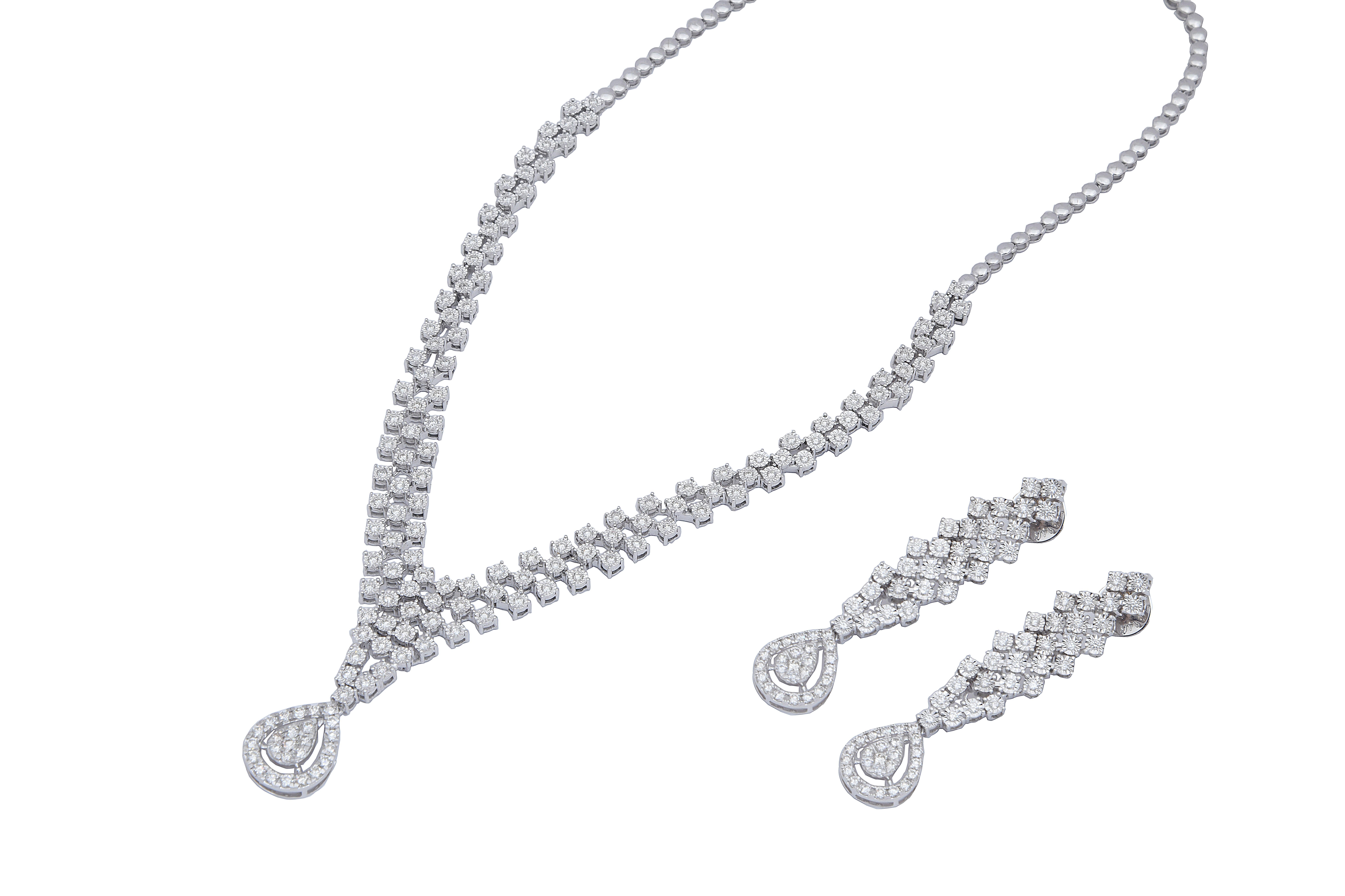 this is an amazing necklace set with
diamond : 2.92 carats
gold : 30.096 gms


Please read my reviews to make yourself comfortable.
I don't want to sell just one time but make customers for life.
All our jewelry comes with a certificate appraisal