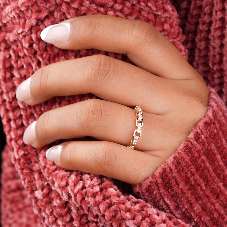 Anillo de compromiso de eslabón abierto con diamante natural Anillo de oro de 14k Anillo de cadena de eslabones para ella.

Peso del diamante: 0,35 quilates
Número de diamantes: 33

A P R O X T A M I E N T O

Todos los artículos se fabrican por