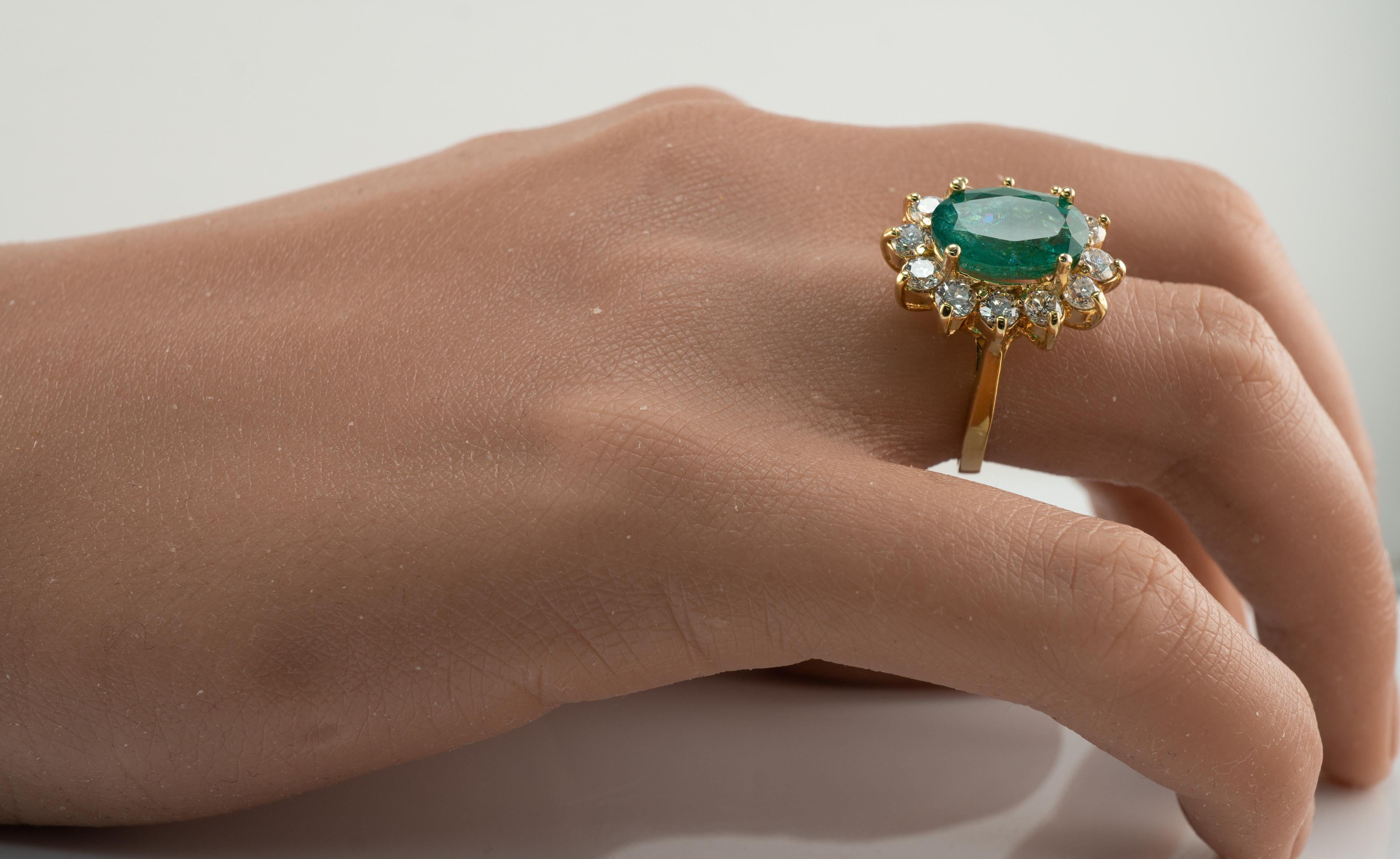 ovaler Smaragdring mit natürlichem Diamanten aus 18 Karat Gold im Angebot 6