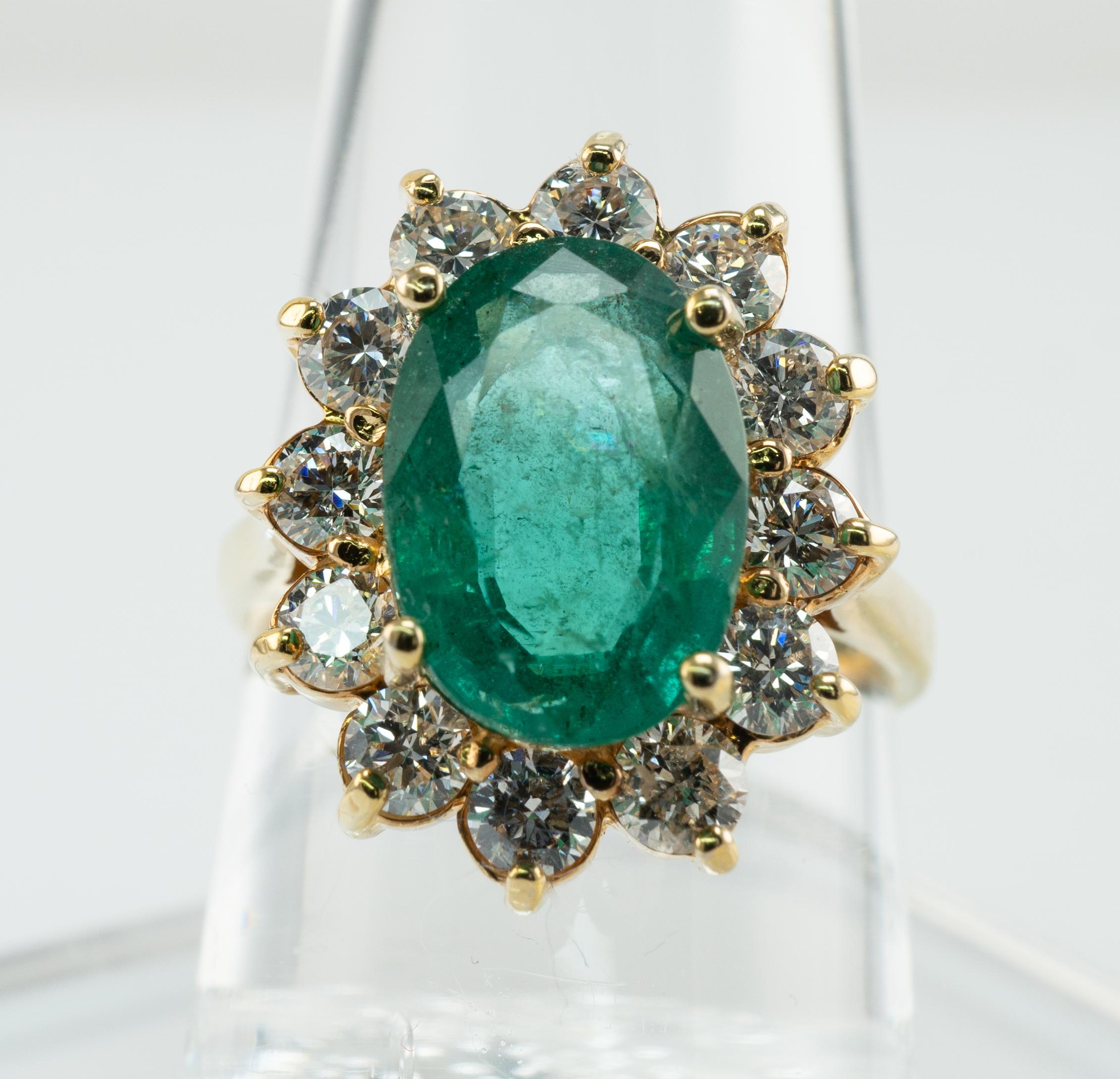 ovaler Smaragdring mit natürlichem Diamanten aus 18 Karat Gold im Angebot 8