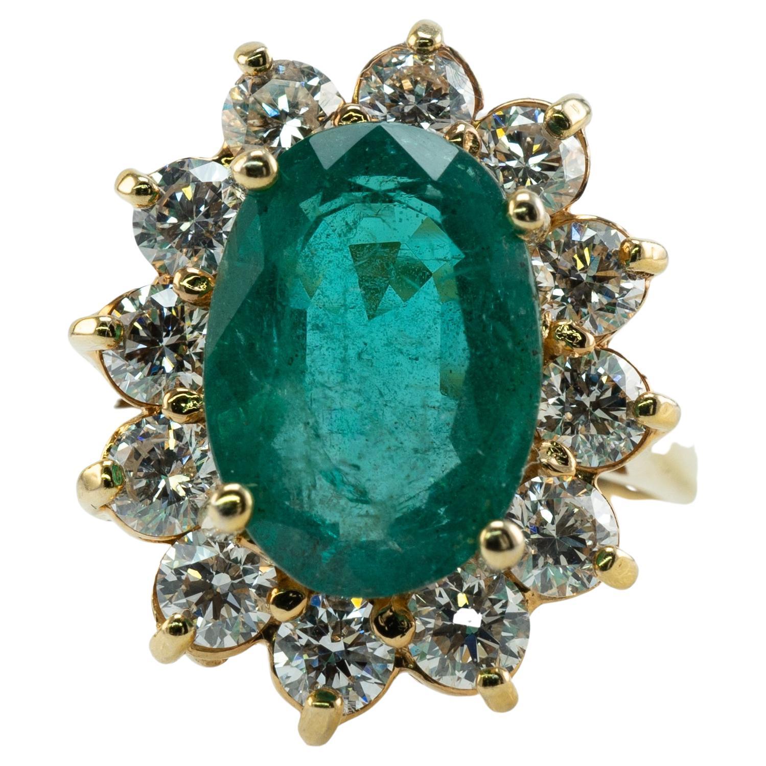 ovaler Smaragdring mit natürlichem Diamanten aus 18 Karat Gold im Angebot