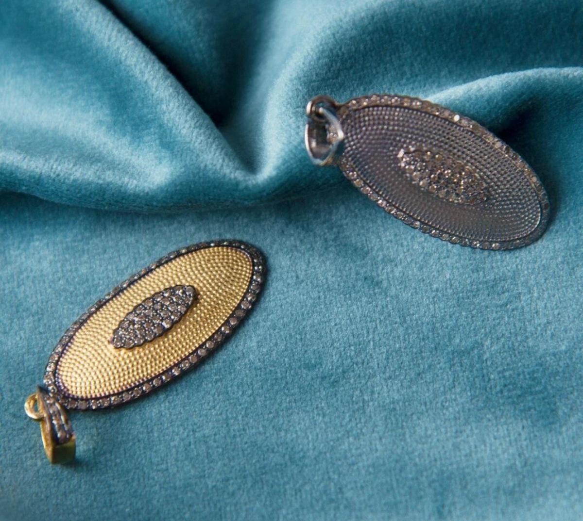 Ciondolo ovale con diamante naturale Gioielli della collana in argento 925 con texture ovale.

Metallo di base
Argento
Certificazione
925 con marchio di fabbrica
Colore della pietra principale A. Stone
Bianco
Peso del diamante
0.515 carati