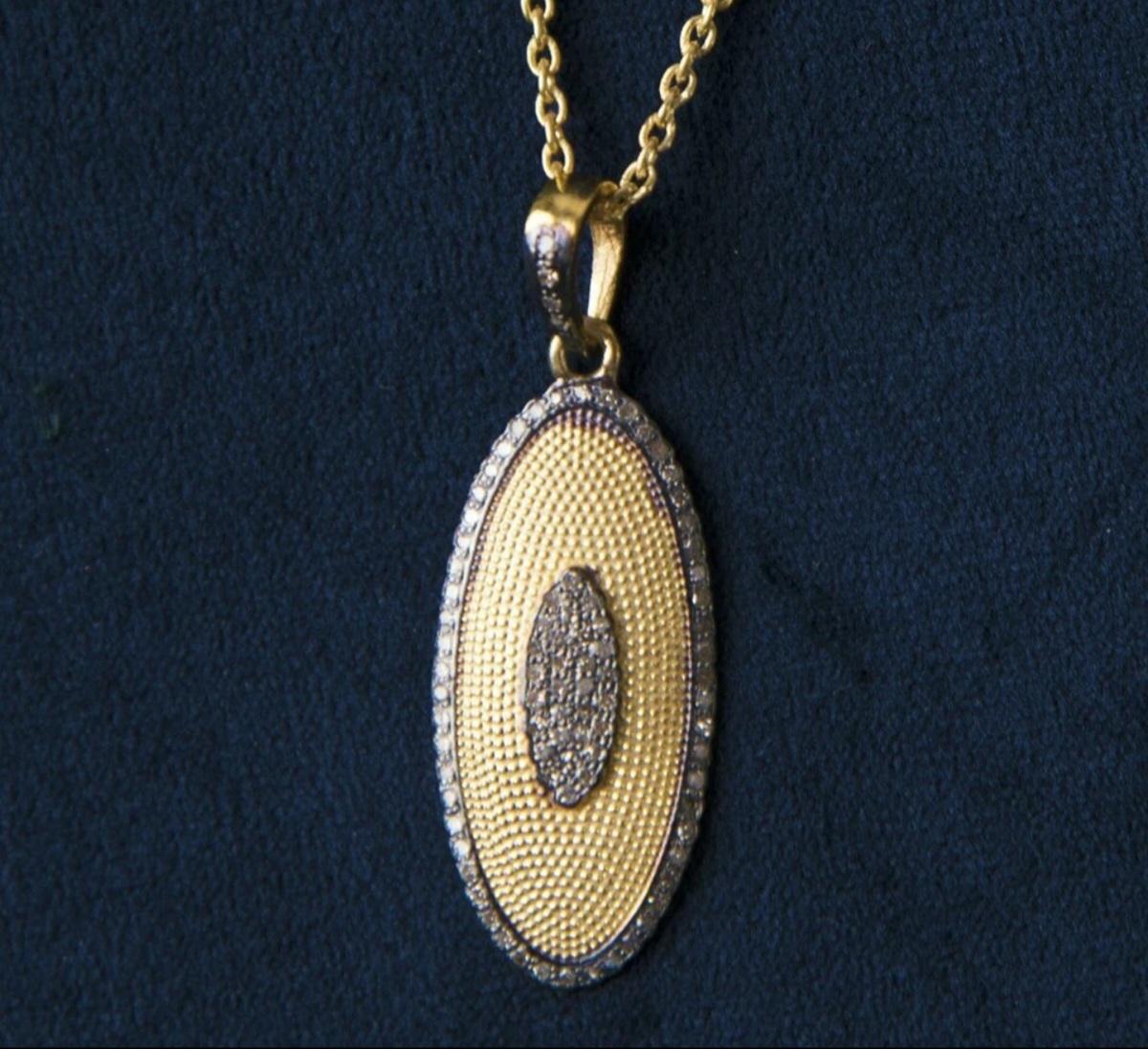 Taglio rotondo Ciondolo ovale con diamante naturale Gioielli della collana in argento 925 con texture ovale. in vendita
