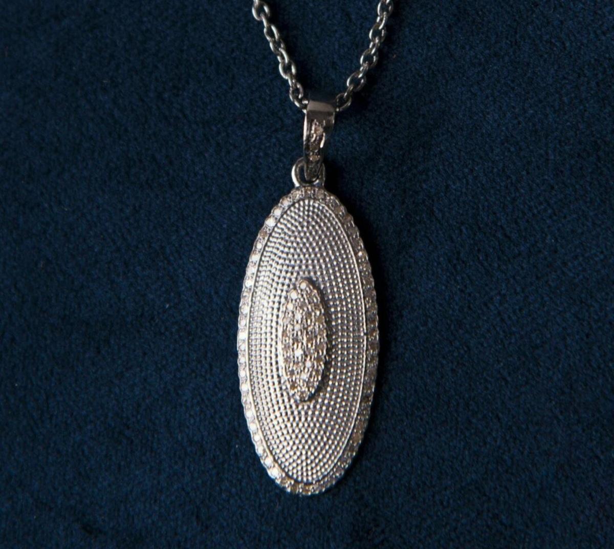 Ciondolo ovale con diamante naturale Gioielli della collana in argento 925 con texture ovale. in vendita 2