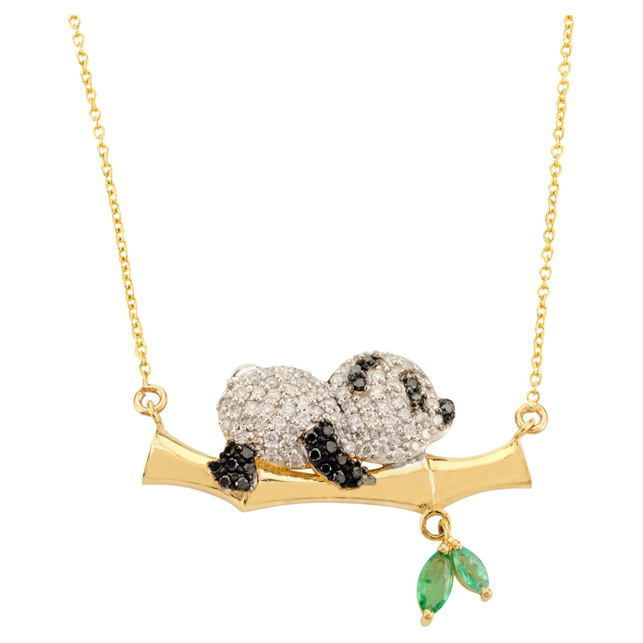 Collar Colgante Oso Panda de Diamantes Naturales con Esmeralda en Oro Amarillo de 18k
