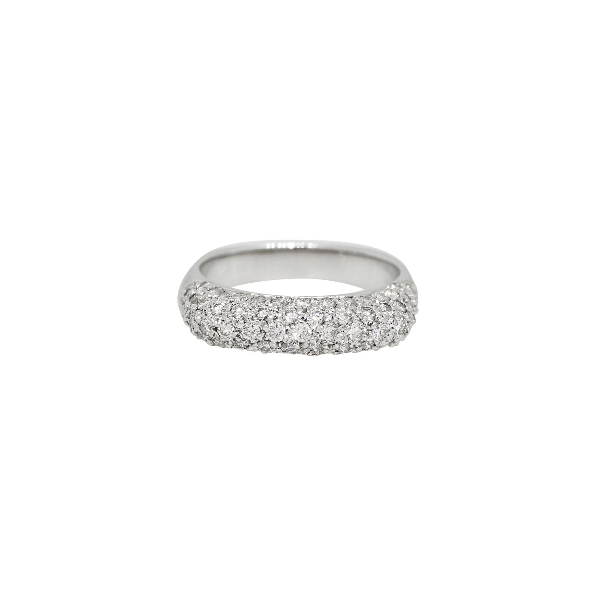 Anillo cuadrado con pavé de diamantes naturales de oro blanco de 18k

Este es un anillo de moda de diamantes naturales superversátil. Se puede llevar junto a otros anillos para añadir glamour o para destacar por sí solo. Los diamantes son casi