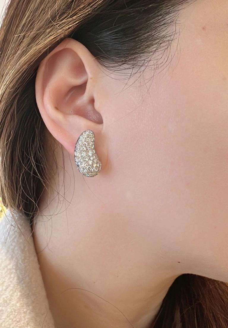 Taglio rotondo Orecchini a goccia con pavé di diamanti naturali in platino e oro bianco 18 carati in vendita