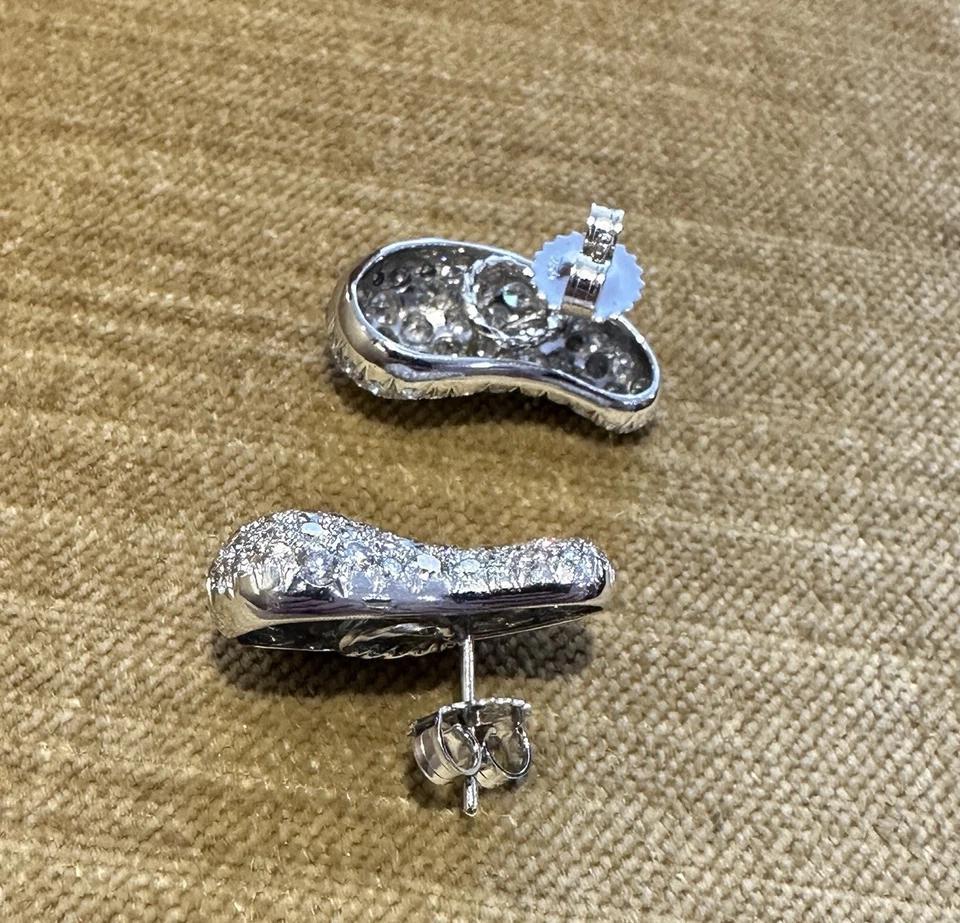 Orecchini a goccia con pavé di diamanti naturali in platino e oro bianco 18 carati In condizioni ottime in vendita a La Jolla, CA