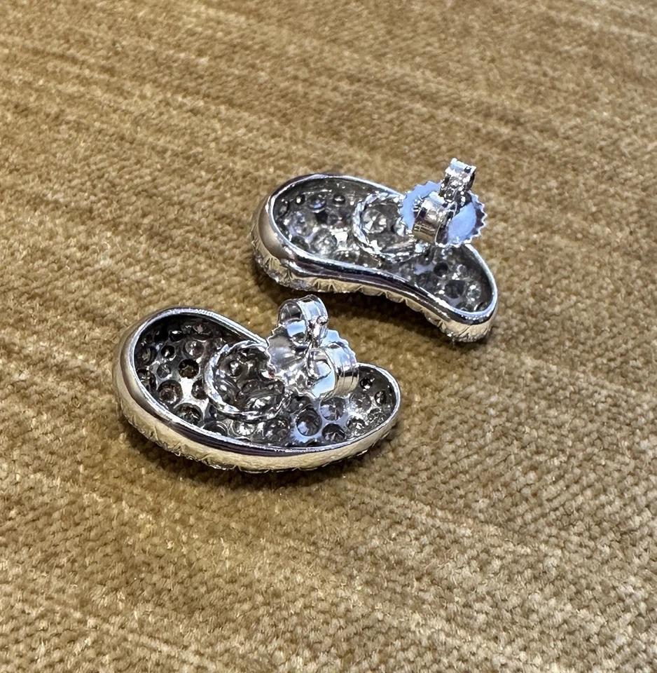 Donna Orecchini a goccia con pavé di diamanti naturali in platino e oro bianco 18 carati in vendita